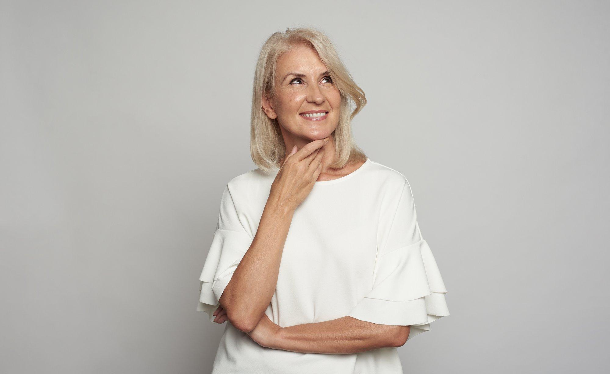 Juuksed muutuvad õhemaks? See ei pea nii olema. Eksperdid jagavad parimaid juuksehooldusnippe naistele vanuses 50+