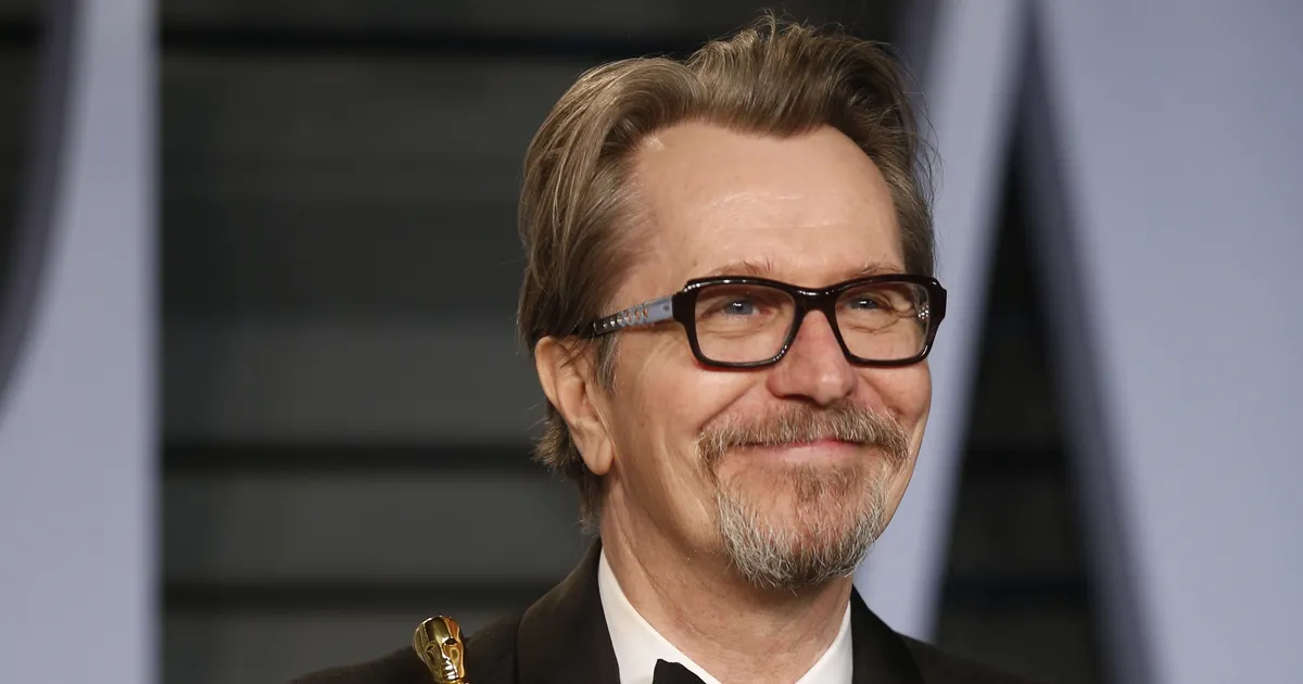 Jalgpallur, rokkar ja näitleja: vaata, millised kultuuritegelased kuningas Charles rüütliks lõi