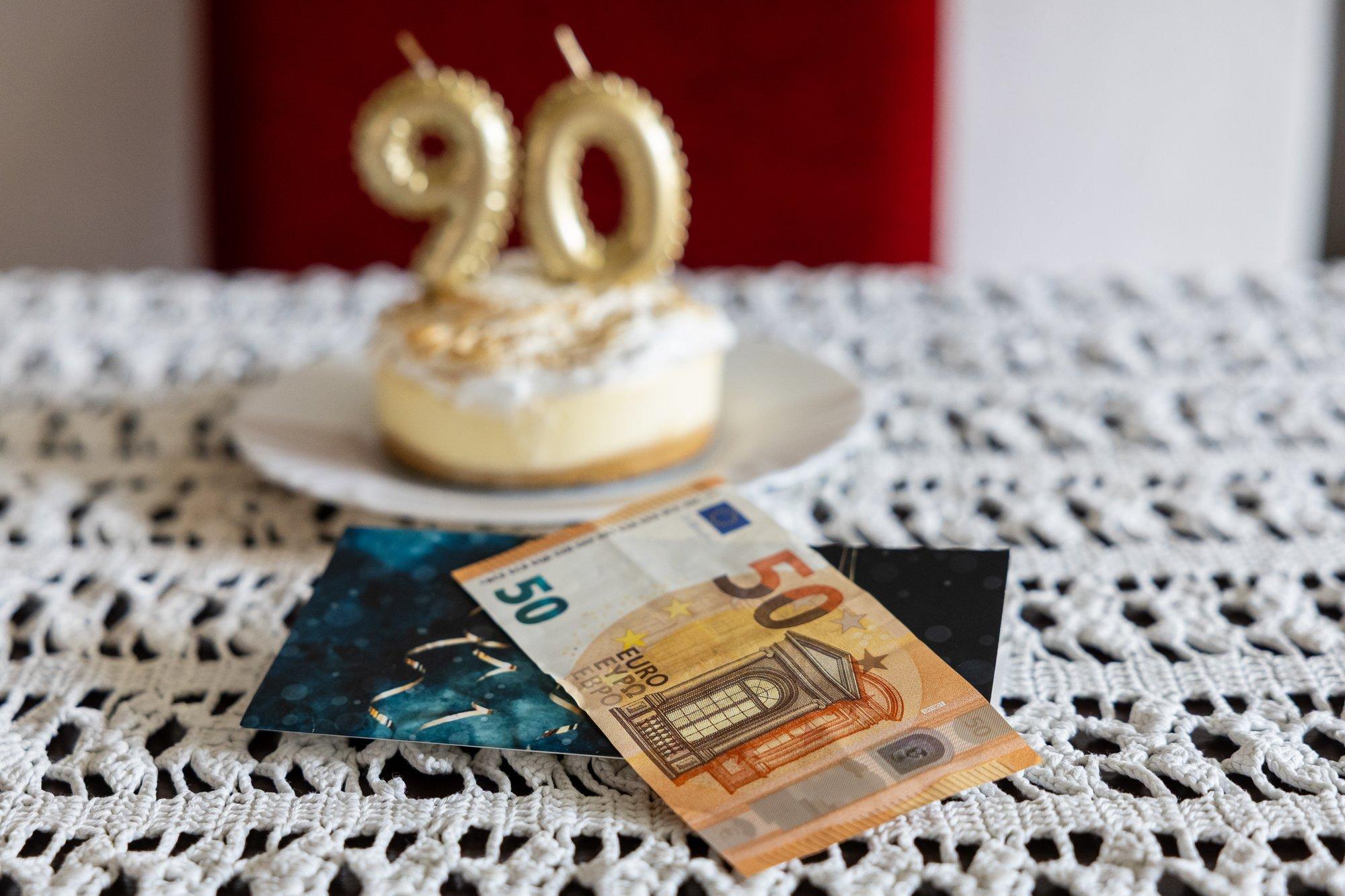 Mitu tuhat eakat saab pensioni siiani sularahas kätte: teenuse eest ollakse nõus ka maksma