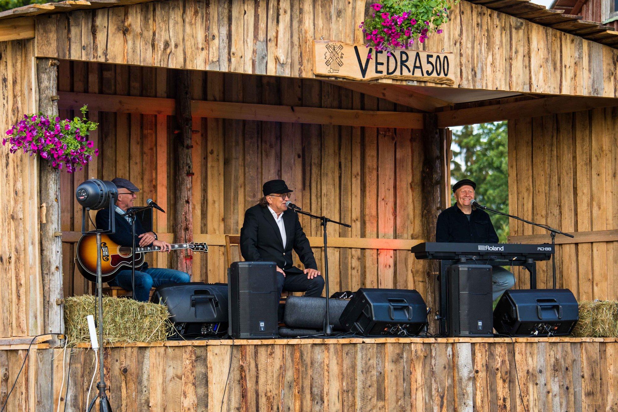 LÕBUS VIDEO I Pisikese Vedra küla hümni esitab Justament isiklikult