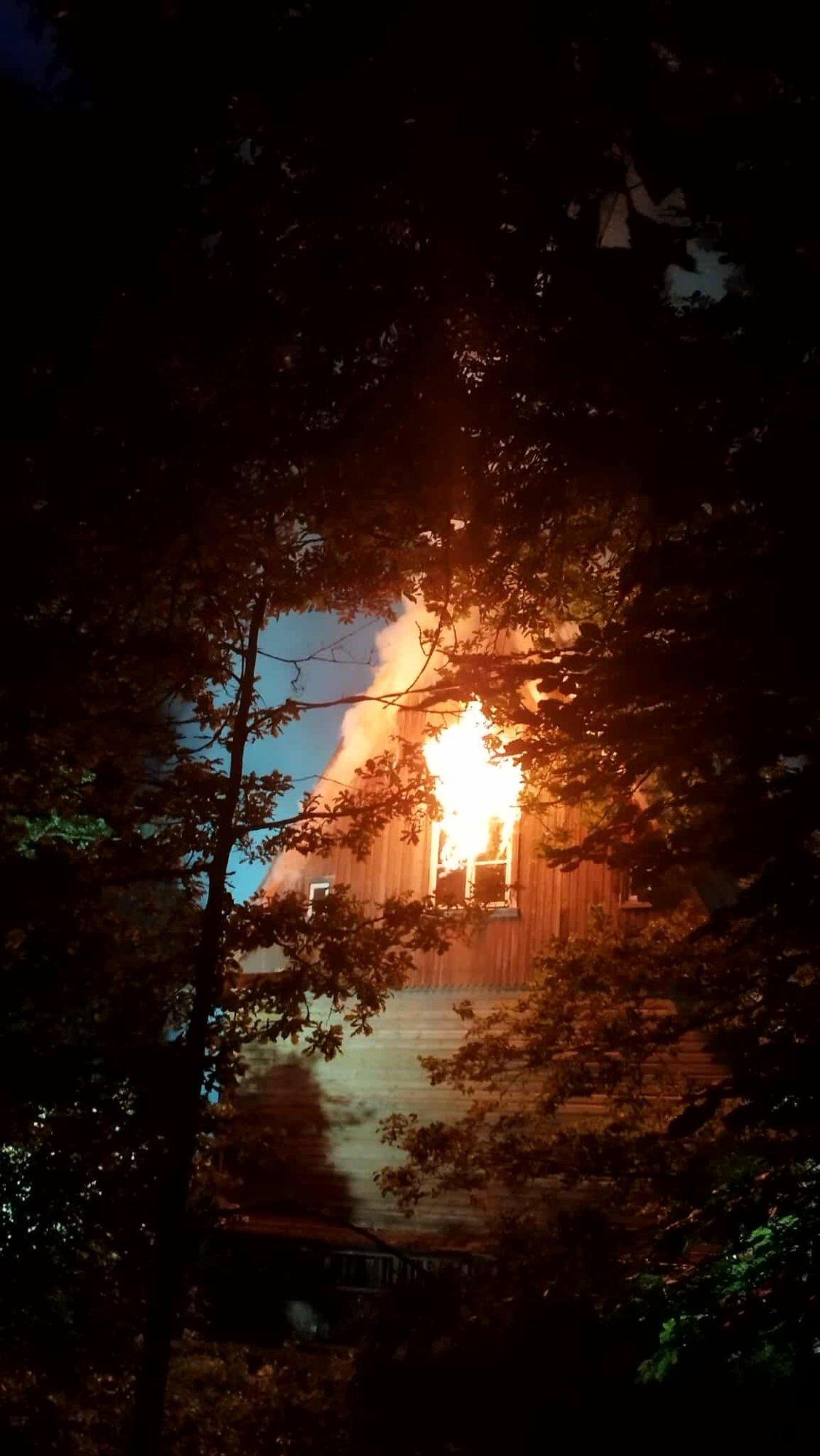 VIDEO ja FOTOD | Öösel põles Mustamäel elumaja, üks inimene sai viga