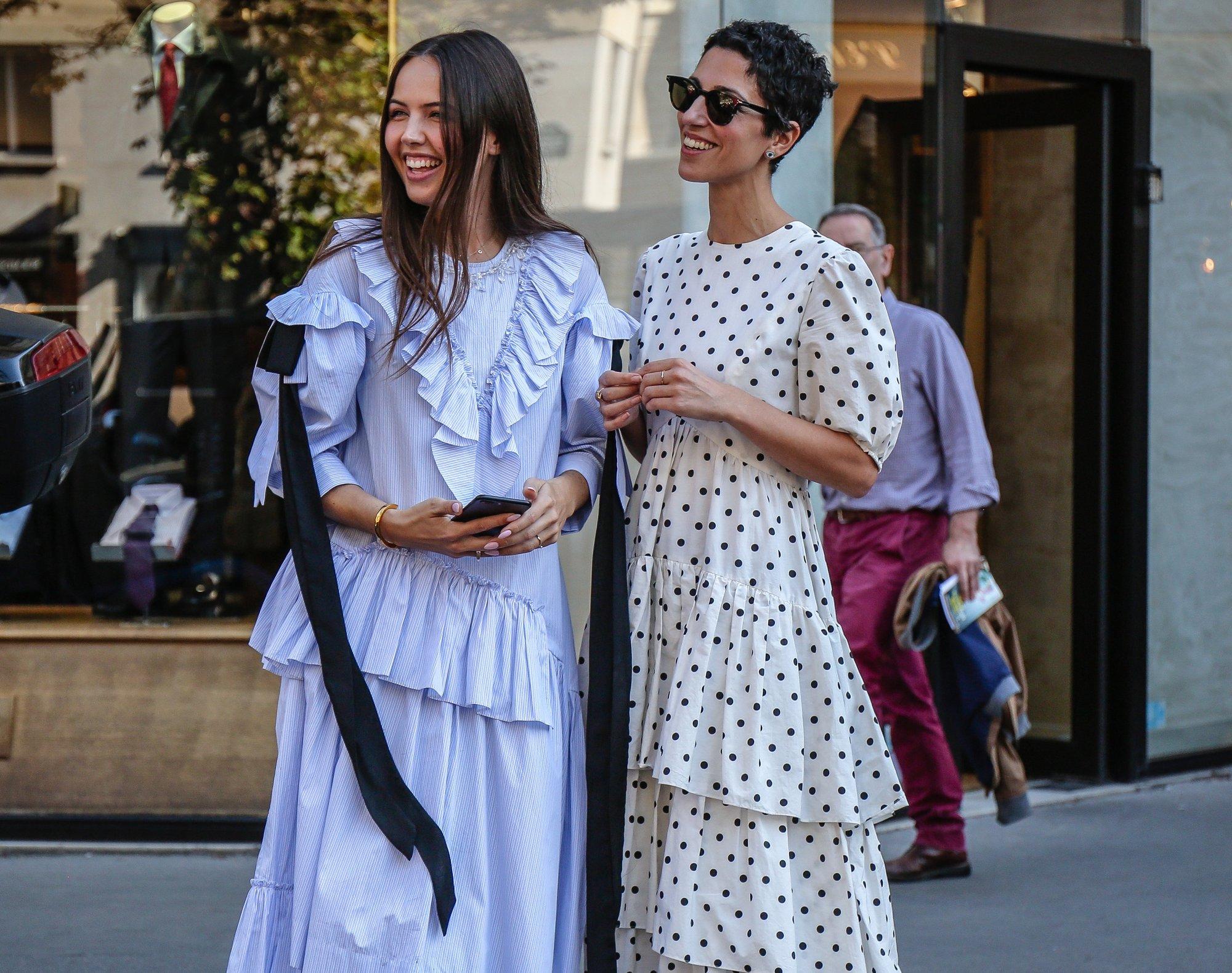 Elegantne, aegumatu ja vaoshoitult ikooniline! Kleit, mis on tänavusel suvel stiilsete eurooplannade lemmik