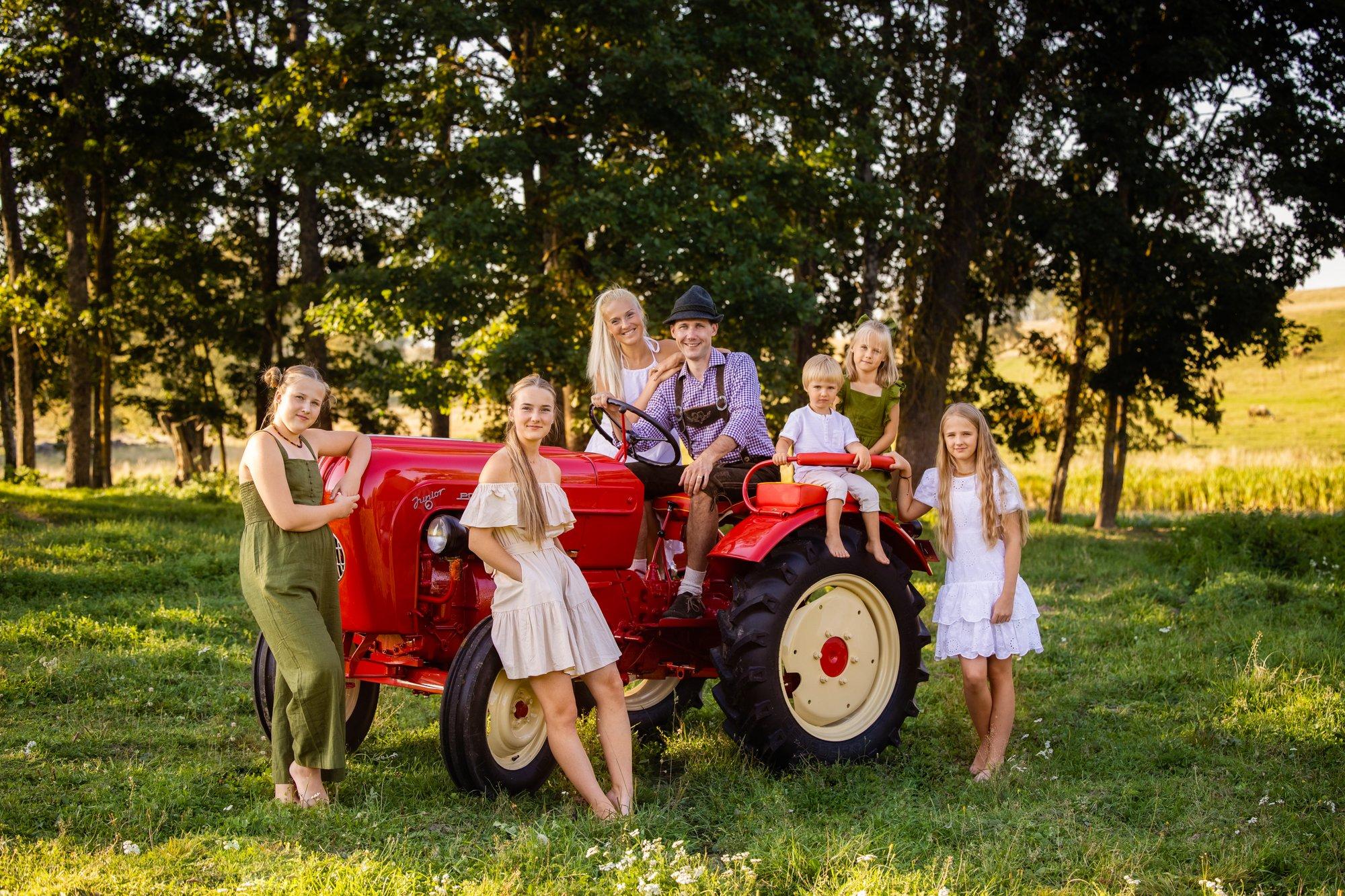 Viie lapsega pere ehitas Otepää lähistele armsa väikse maakodu, kus elu kulgeb nagu muinasjutus