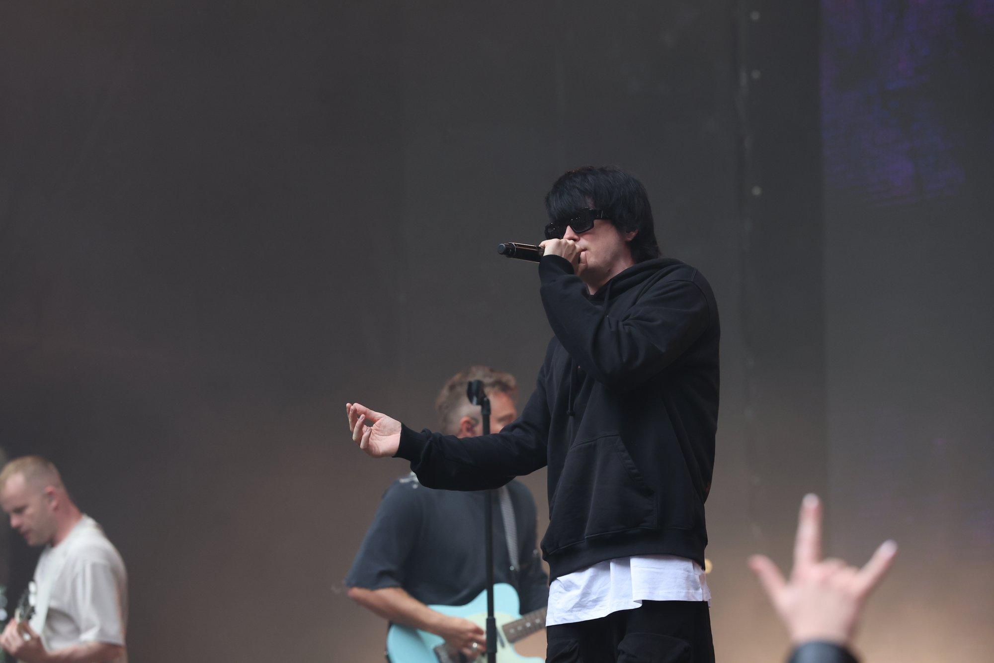 FOTOD | Isegi vihm ei peata peolisi! Vaata, mis toimub Pühajärve jaanitule teisel õhtul