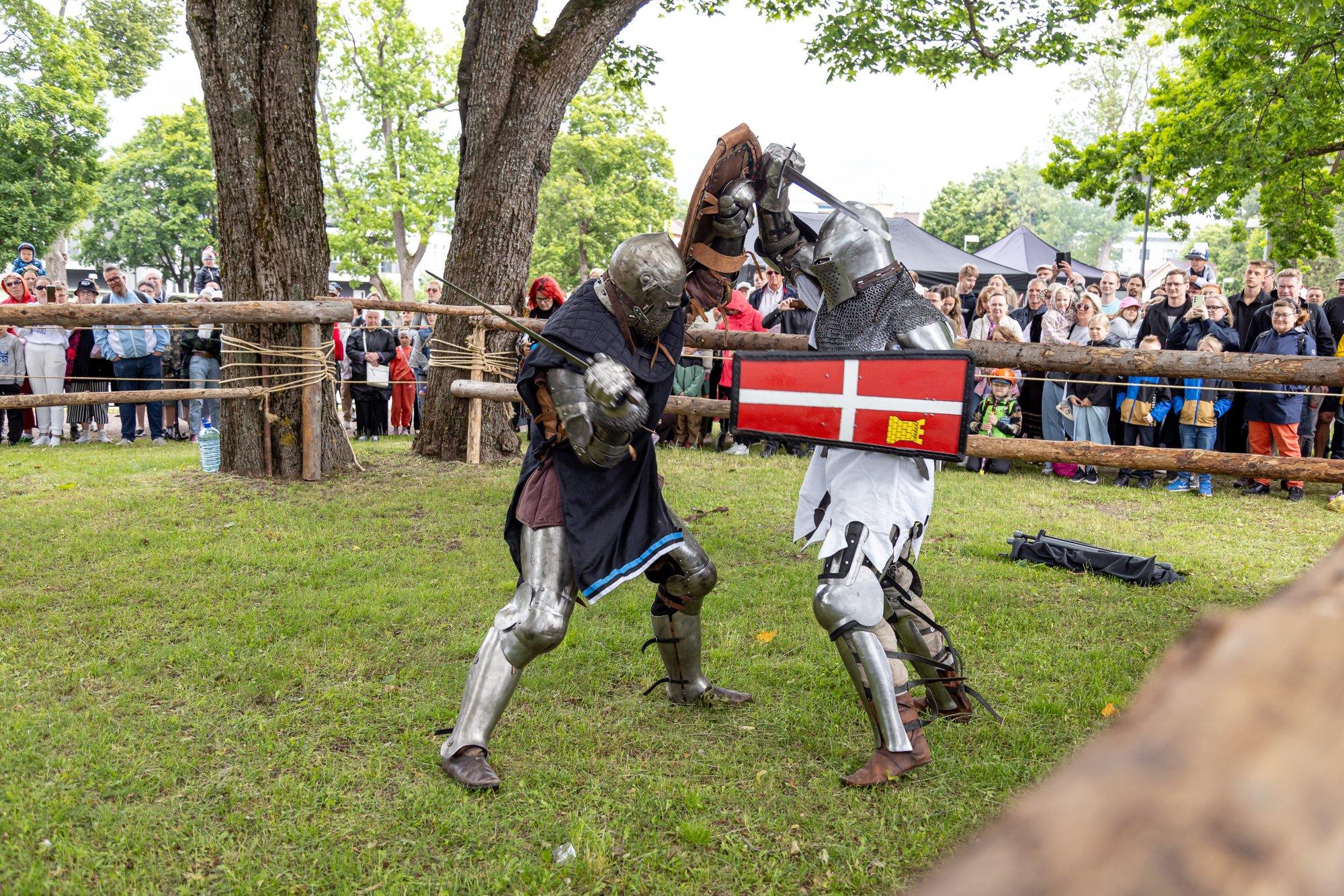 FOTOD | Mõõkade välkudes! Pärnus nägi pesuehtsat rüütliturniiri