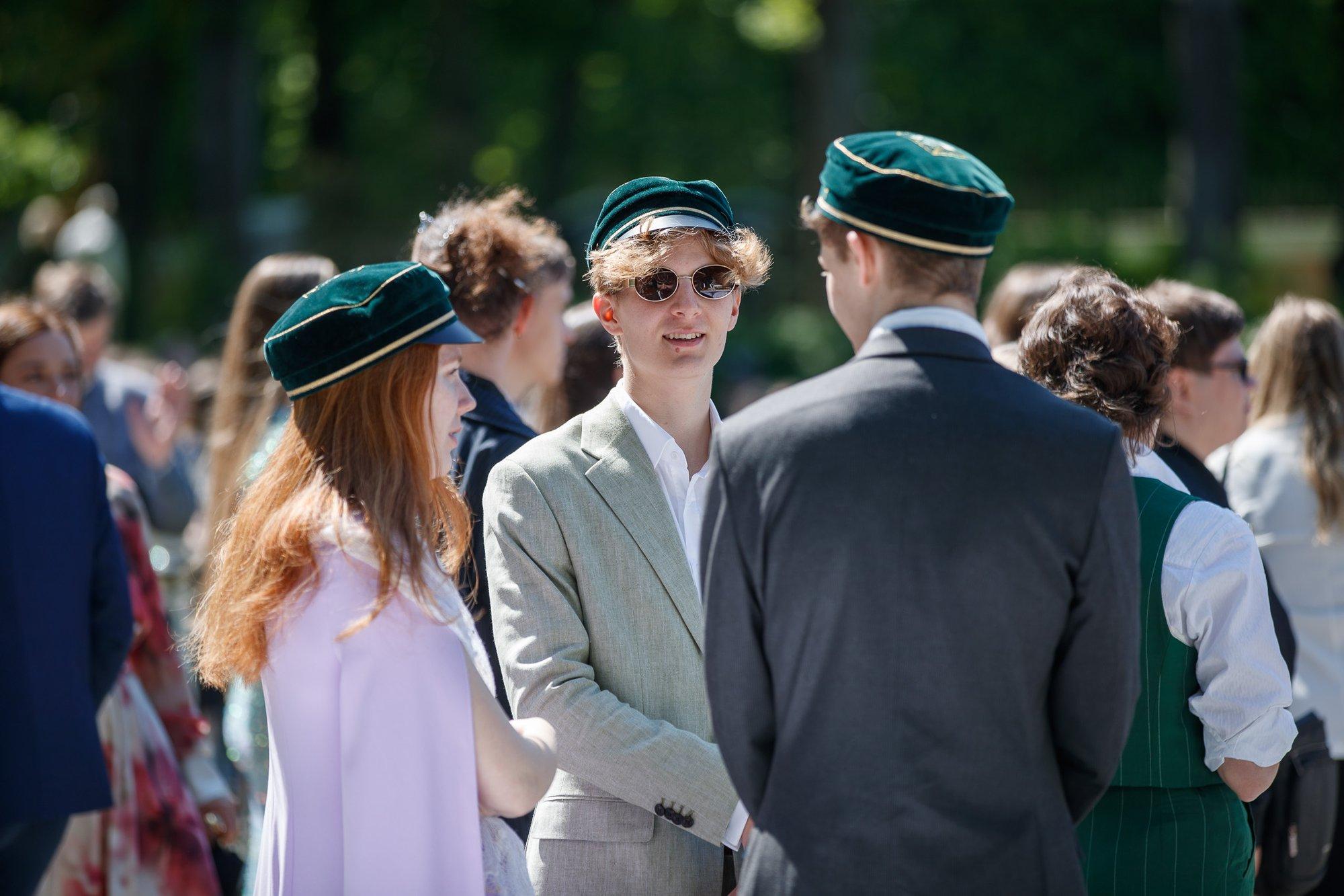 FOTOD ja VIDEO | President tunnustas roosiaias pea tuhandet silmapaistvat koolilõpetajat