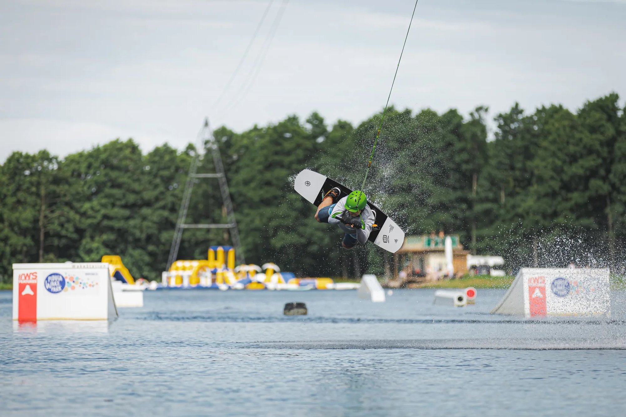 Saaremaa ettevõte mõtles välja, kuidas ka öösel päikeseelektrit kasutada. Veelauapark loodab akupargi peale