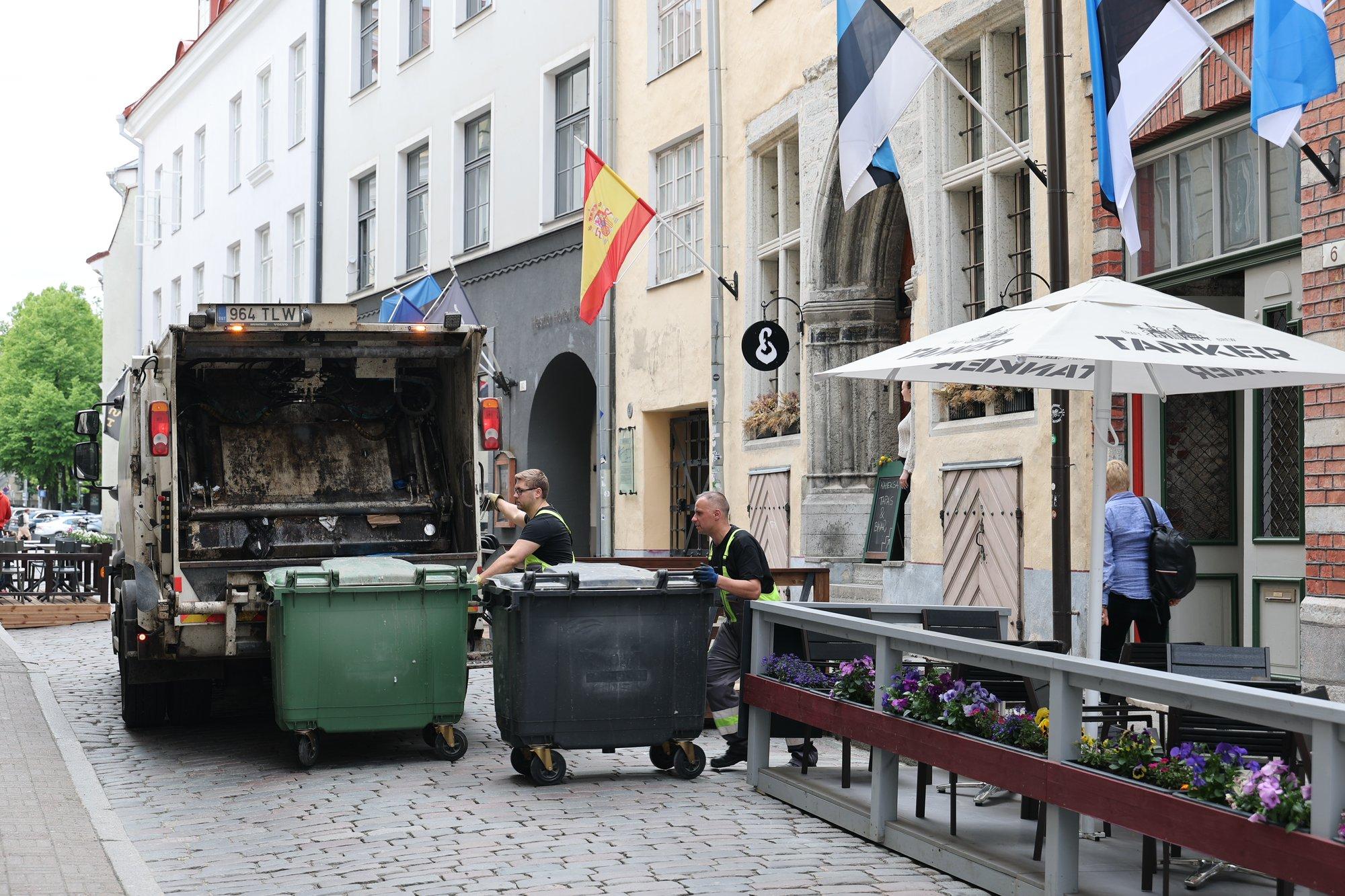 Tallinna vanalinnas on jätkuvalt muresid prügiveoga. Koristusfirma juhi sõnutsi on vahel viga klientides endis