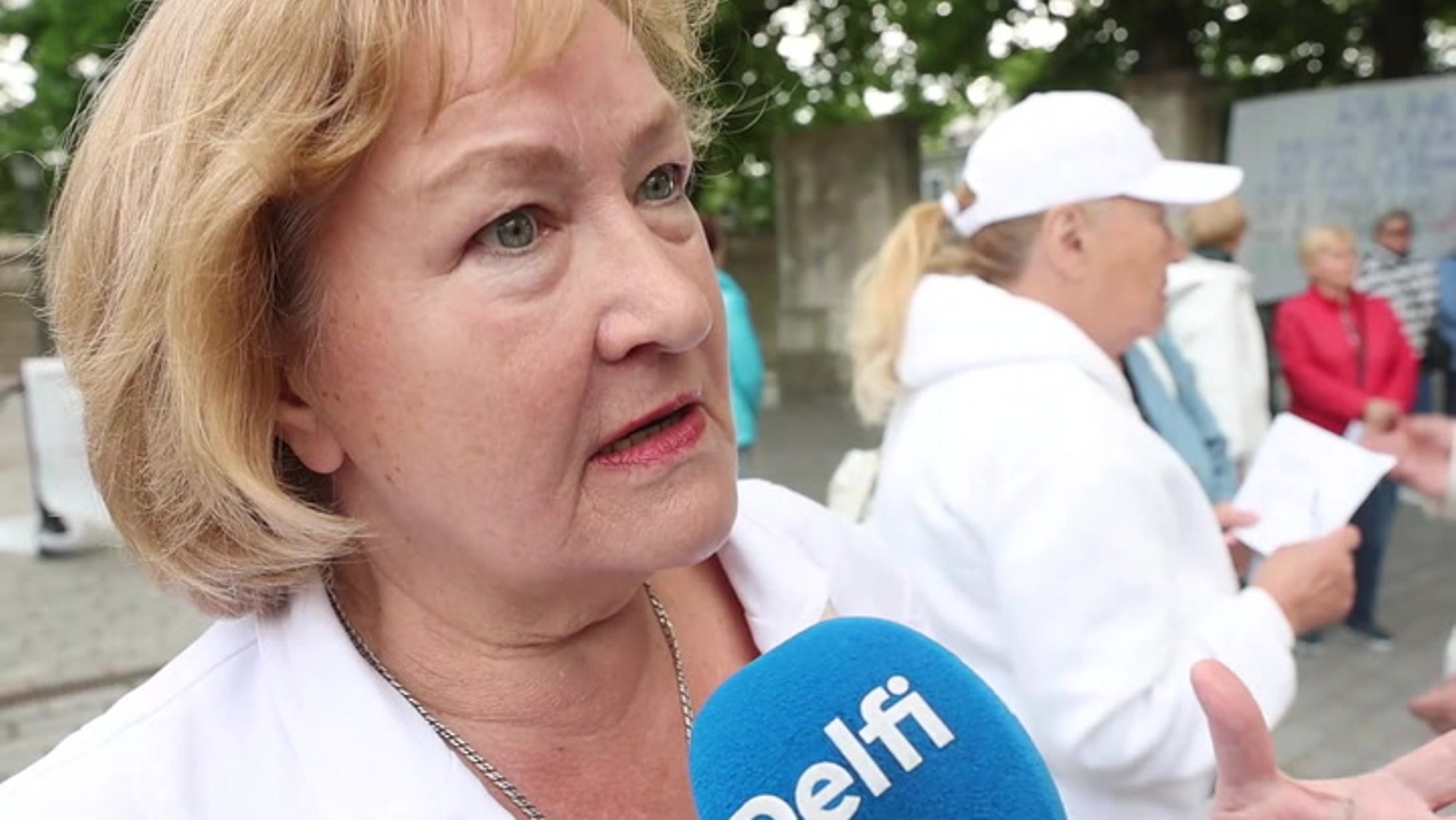 TÄNAVAKÜSITLUS | „Ei pimeduse valitsusele!“ Keskerakondlased avaldasid Toompeal meelt