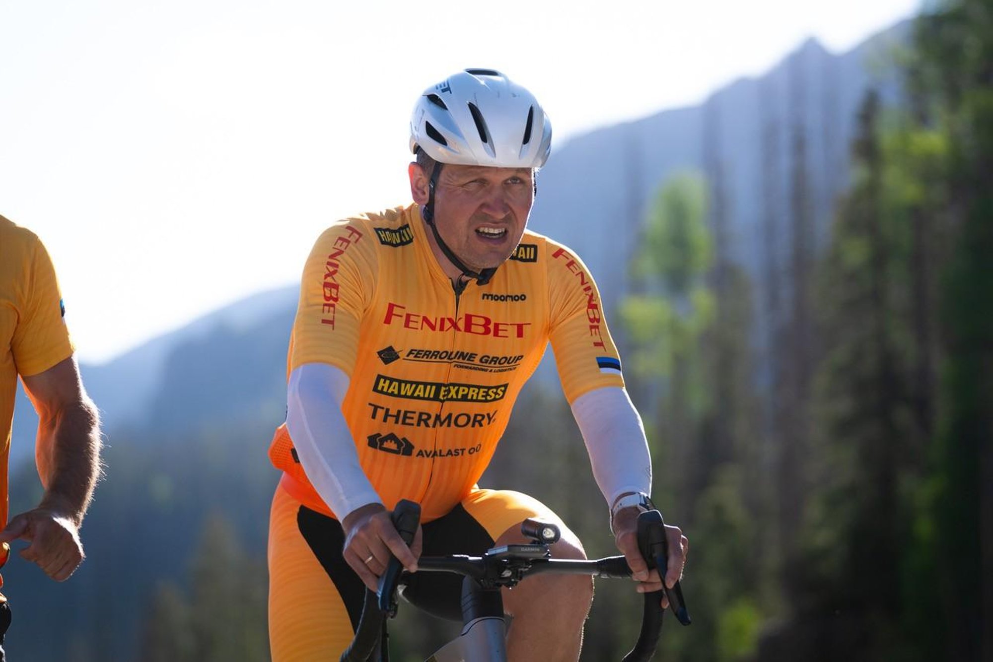 VIDEO | Rait Ratasepp jõudis maailma raskeimail rattavõistlusel poolele maale, kolmandik rivaalidest on katkestanud