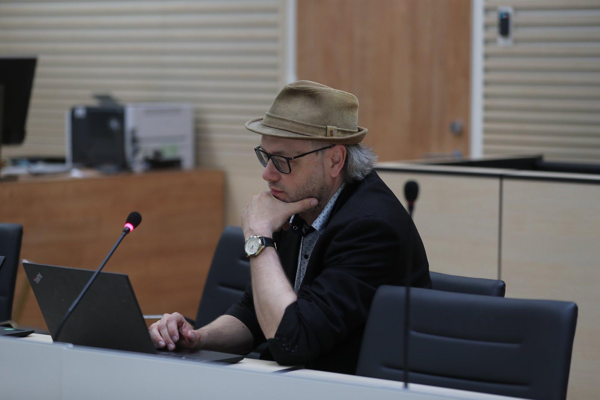 FOTOD | Henri Laupmaa palkas päev enne avaistungit uue kaitsja, kohtuasi lükkub edasi