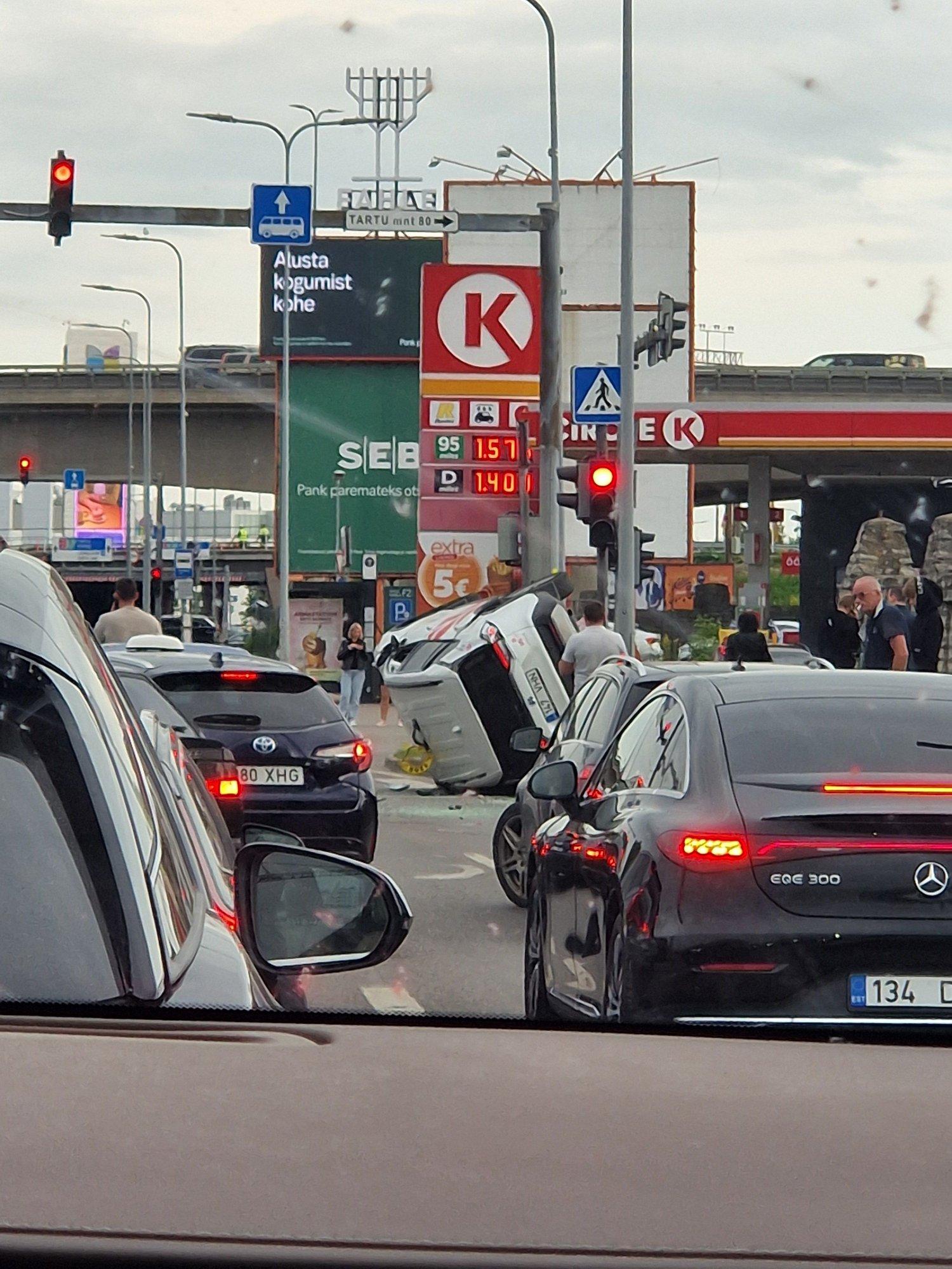 FOTOD | Sikupillis põrkas kokku kolm autot. Üks masinatest paiskus külili