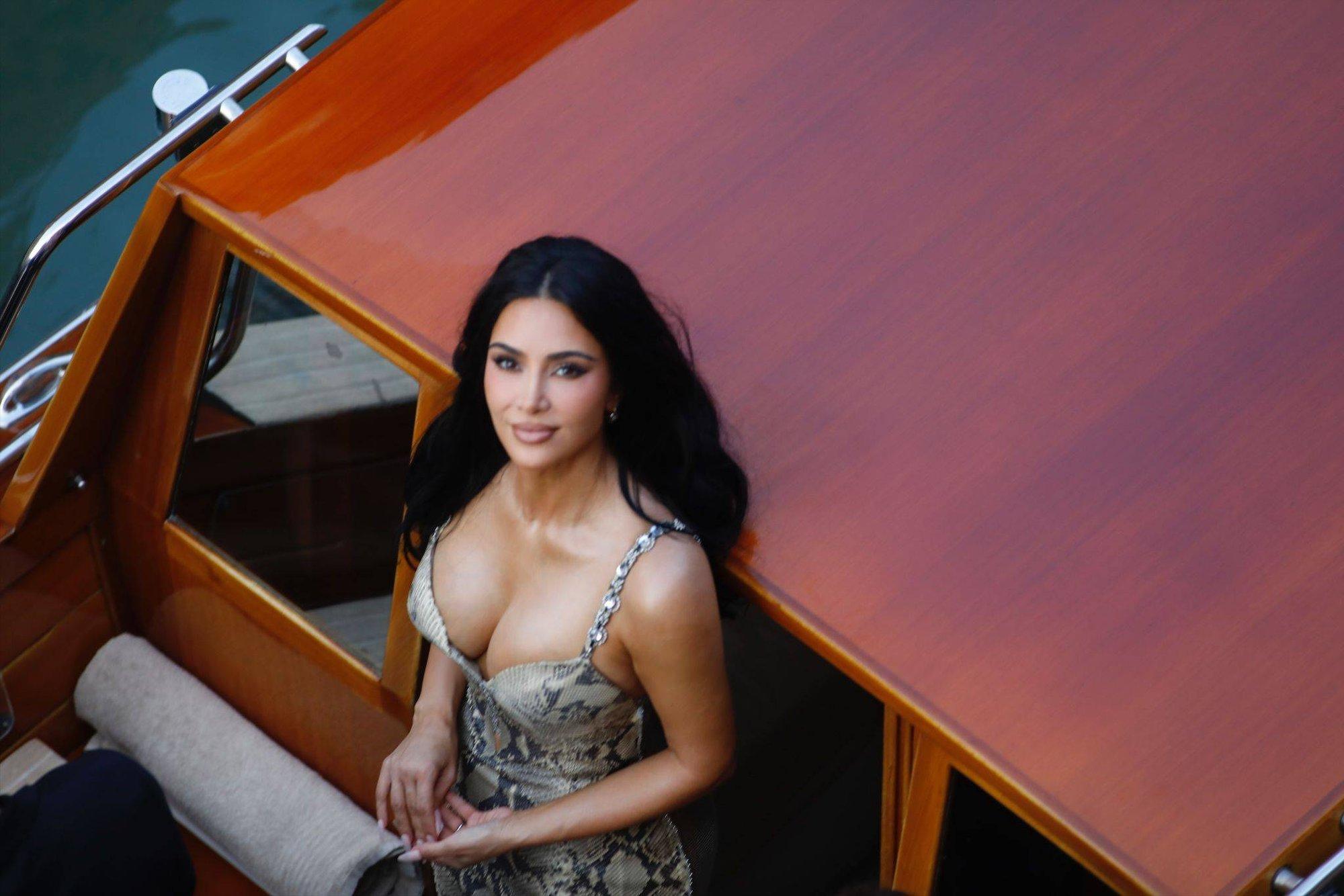 KLÕPS | Kim Kardashiani ebatavalise välimusega kaenlaauk kütab kirgi. Ilukirurg pakub, et tõsielustaarile on tehtud rasvaimu