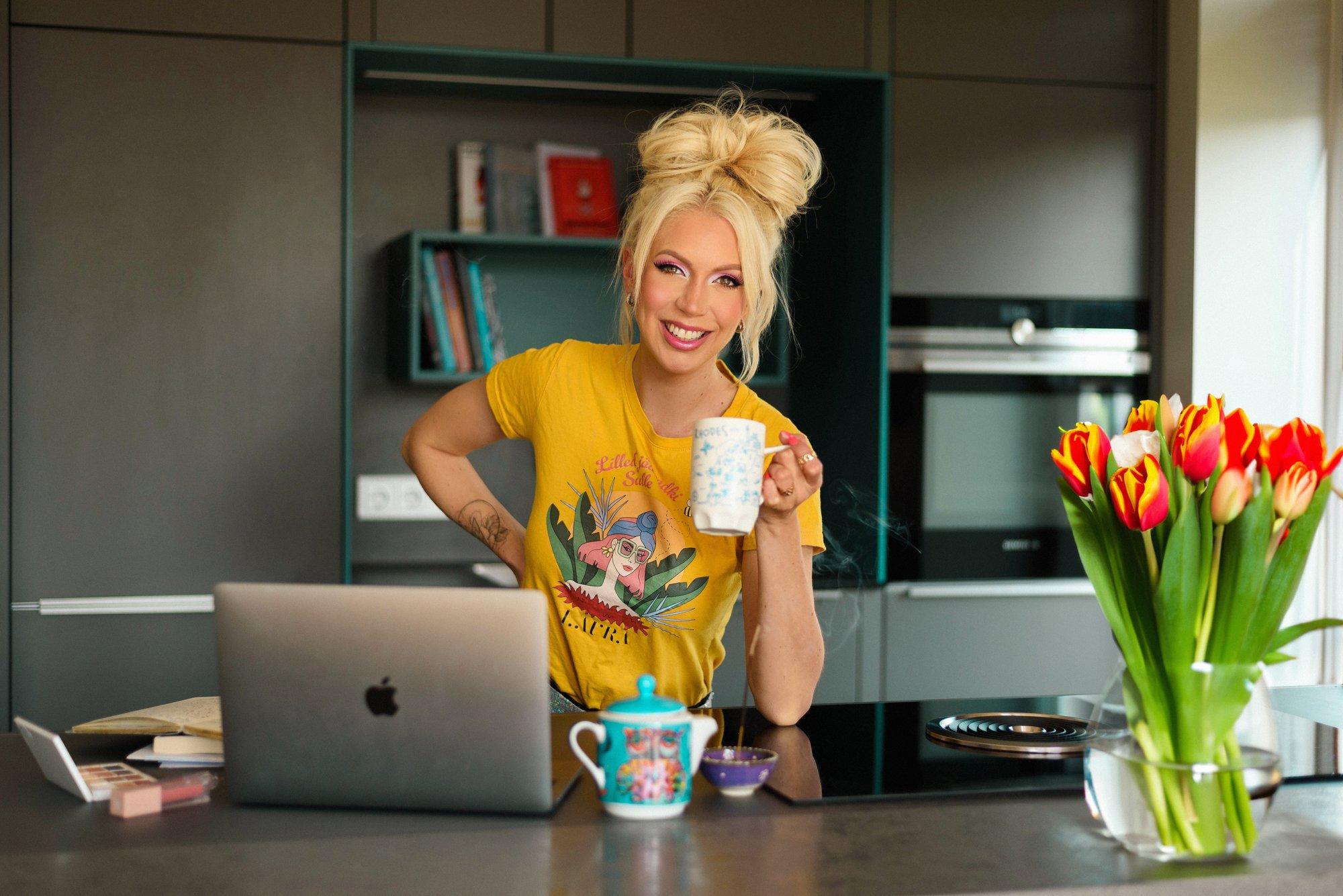 KUUM KLÕPS | Poolalasti kaunitar! Laura Põldvere näitab uut tätoveeringut julgete poosidega