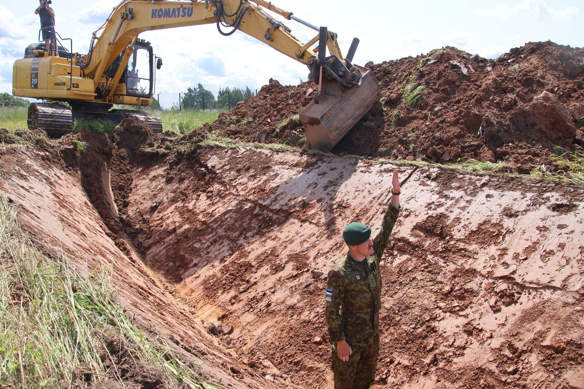 GALERII JA VIDEO | Õhtuks valmib Setomaal esimesed 500 meetrit tankitõrjekraavi
