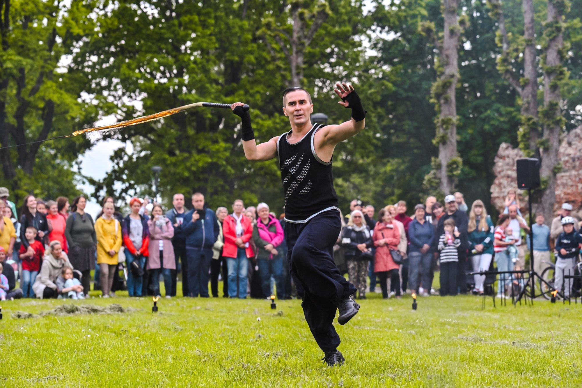 FOTOD | Viljandi hansapäevad said hoo sisse vürtsika etenduse ja tulesõuga