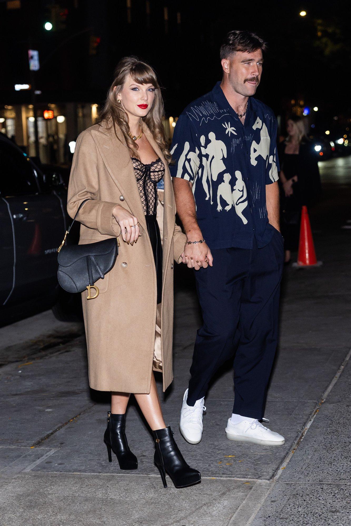 FOTO | Kas Taylor Swift ja Travis Kelce on salaja abiellunud? Fännid arvavad, et pulmakutse võis reeta tõe