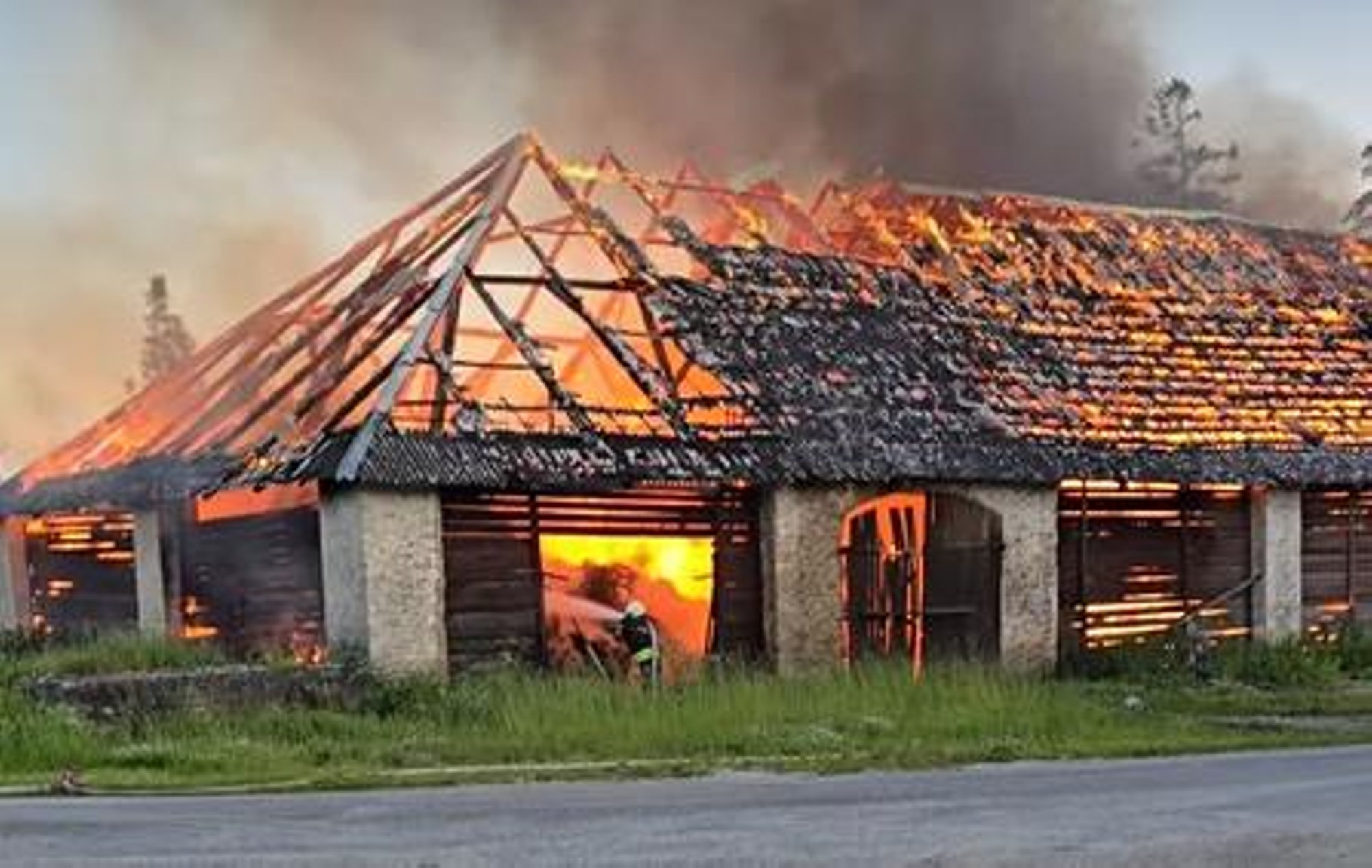 Kehtnas põles heinaküün maani maha, süütamises kahtlustatakse kohalikke noori