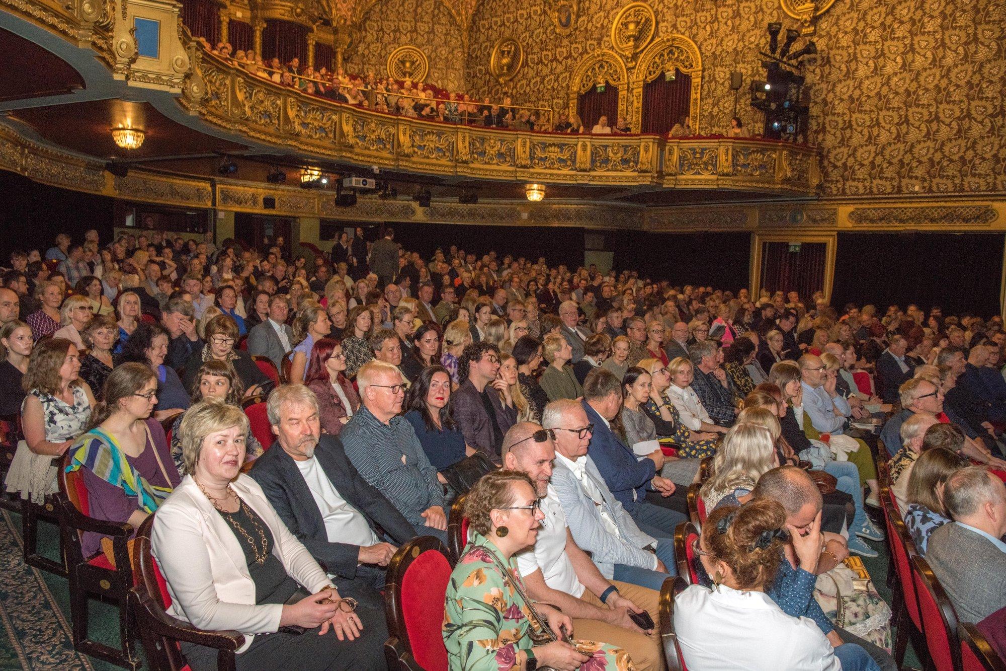 FOTOD | Vaata, kes tulid kohale! Vene Teatris esietendus Elmo Nüganeni lavastajakäe all tükk „Jumalad“