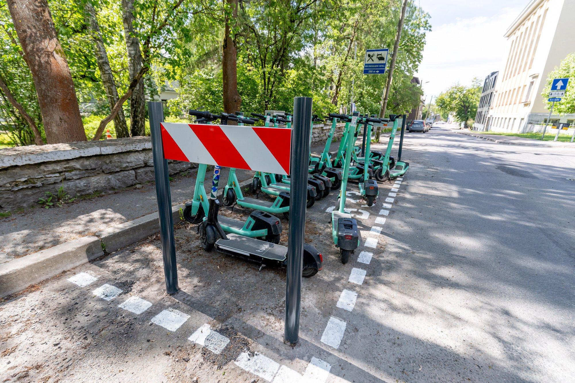 FOTOD | Tallinn uuendab tõuksiparklaid: vana tüüpi pollareid oli sõidukijuhtidel komme maha või kõveraks sõita