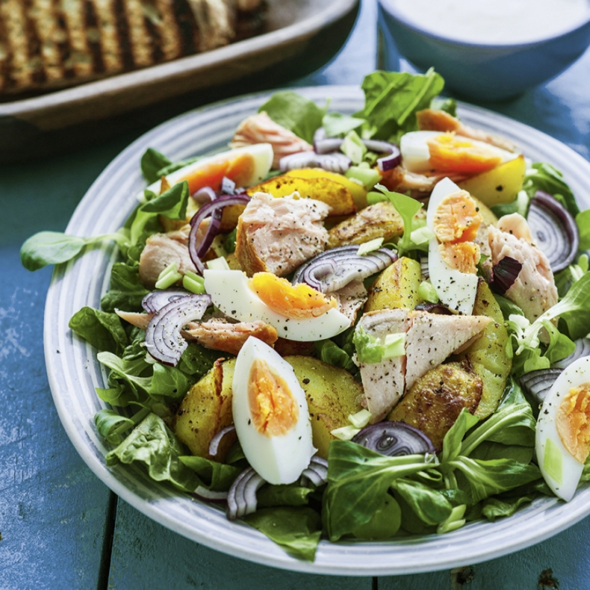 Prae asemel: suitsulõhesalat praekartuli ja vutimunadega on mehine salat, mis toidab ära ka kõige näljasemad