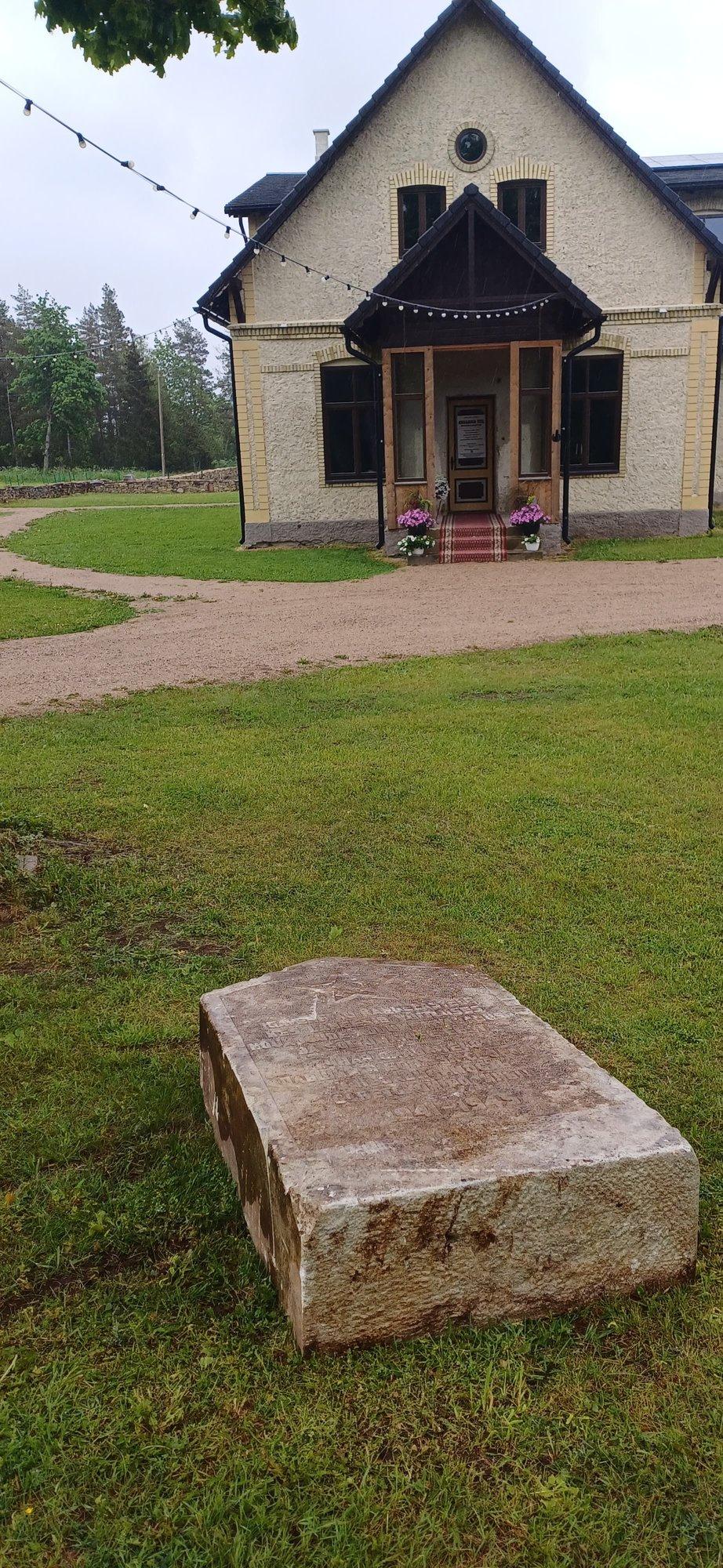 Pärnumaal ilmus välja kolm aastat tagasi kaduma läinud punamonument