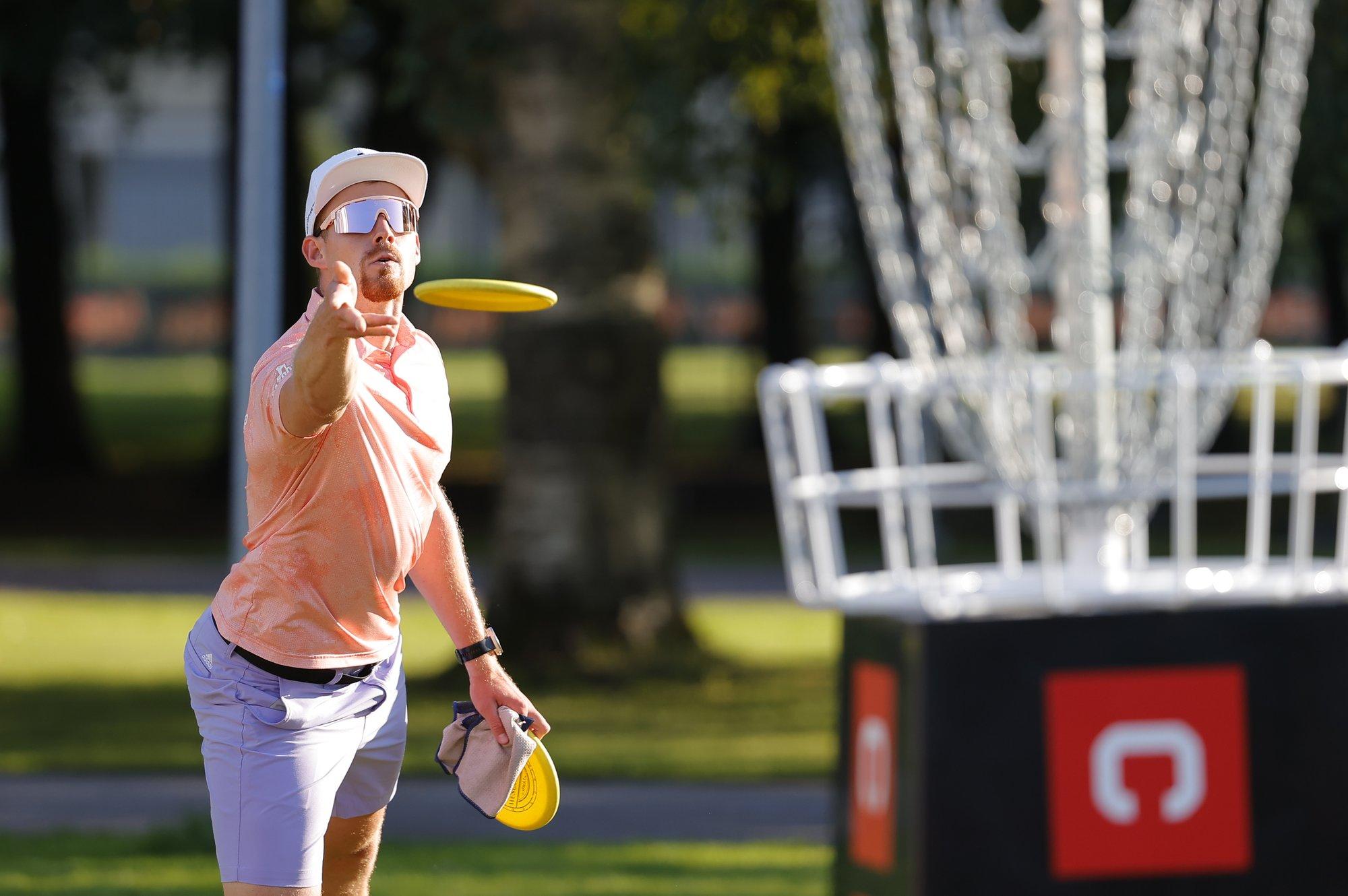 Albert Tamm langes discgolfi EM-il kuldmedalimängust, kuid pronks on veel reaalne
