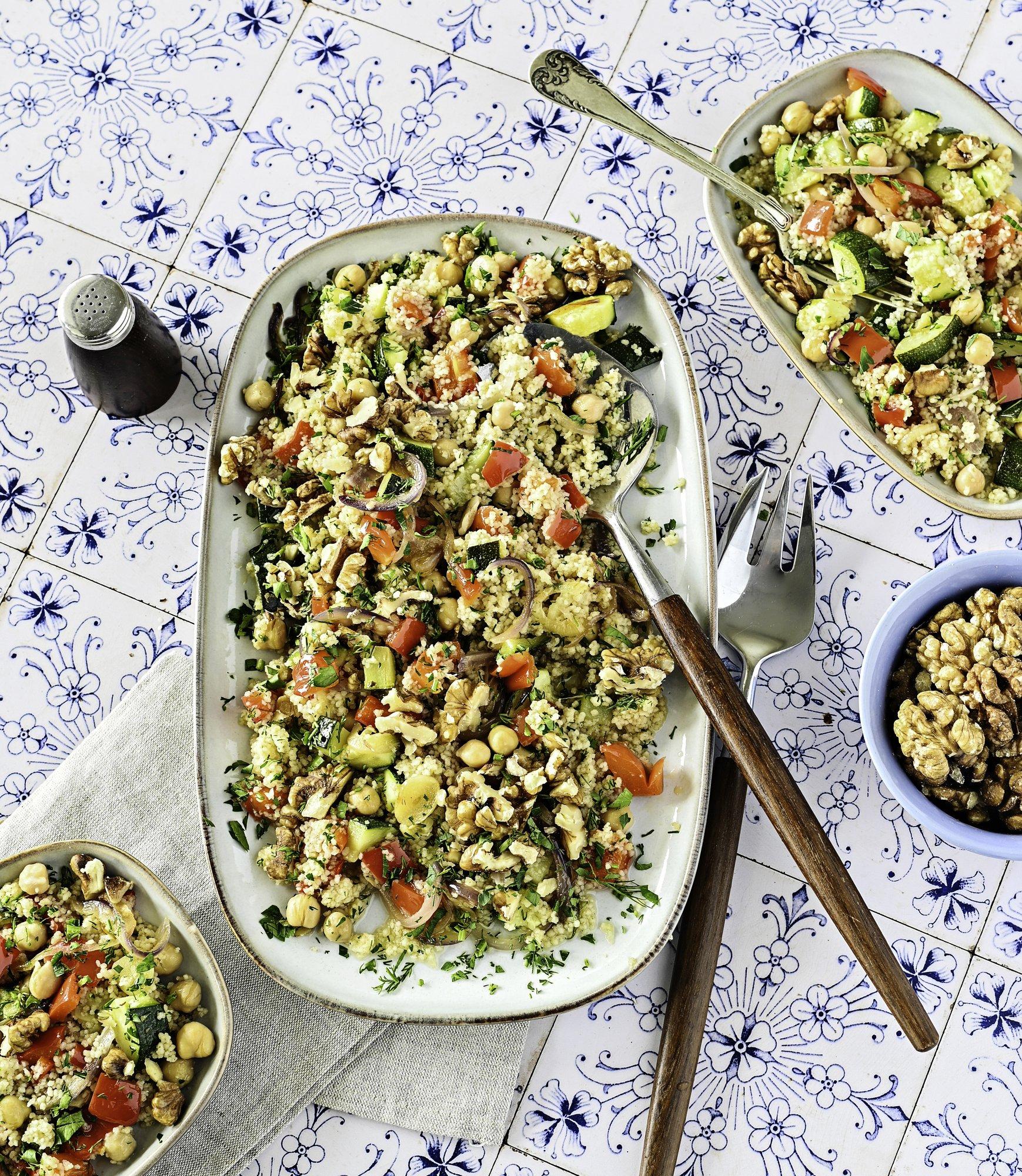 Maitsev nii sooja panniroa kui külma salatina: kuskuss röstitud köögiviljade ja kikerhernestega