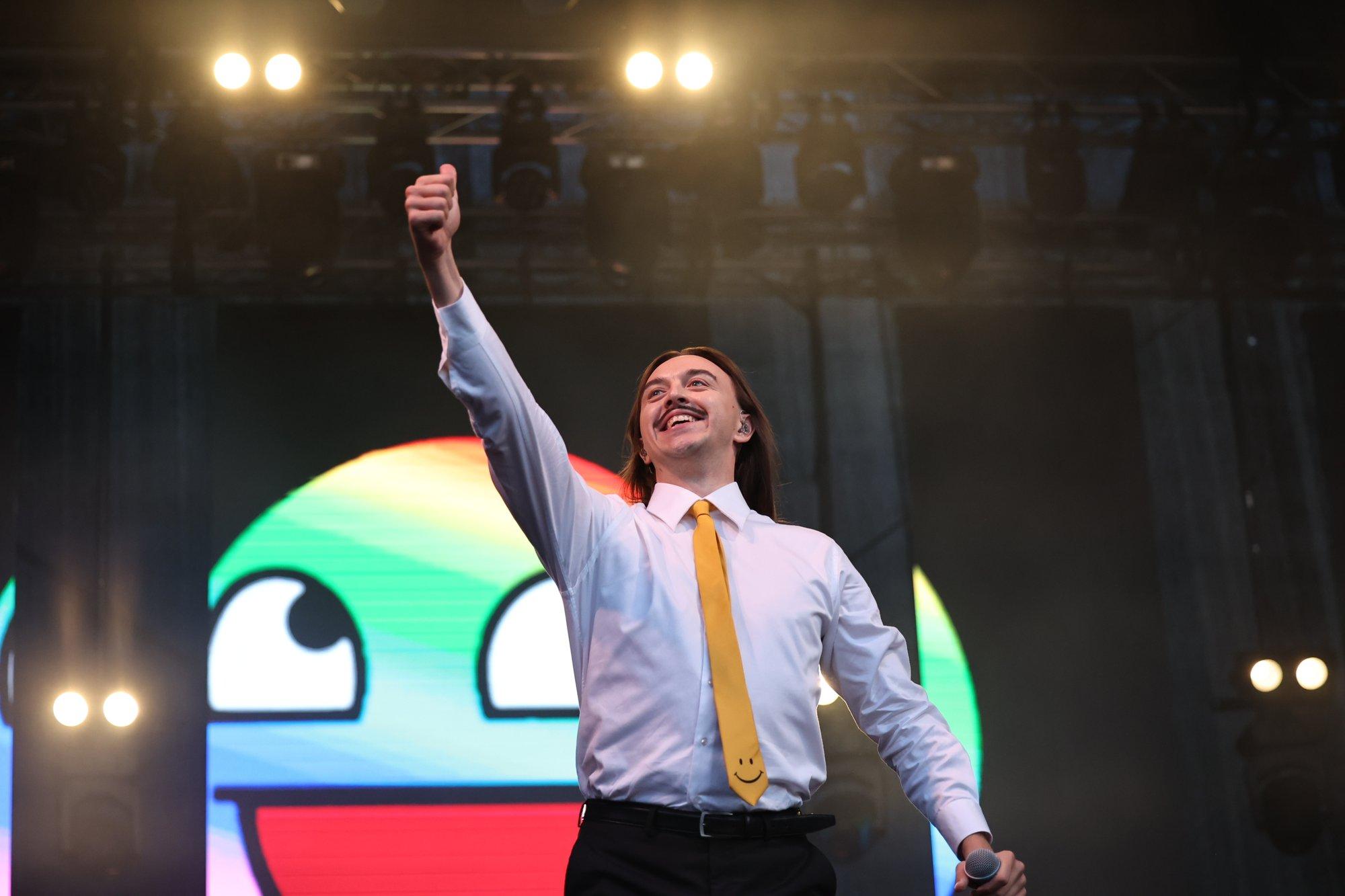 VIDEO | „Me saame nüüd rahus surra, me nägime Tommy Cashi ära!“ Rahvas kiitis Rakveres esinenud sensatsiooni taevani