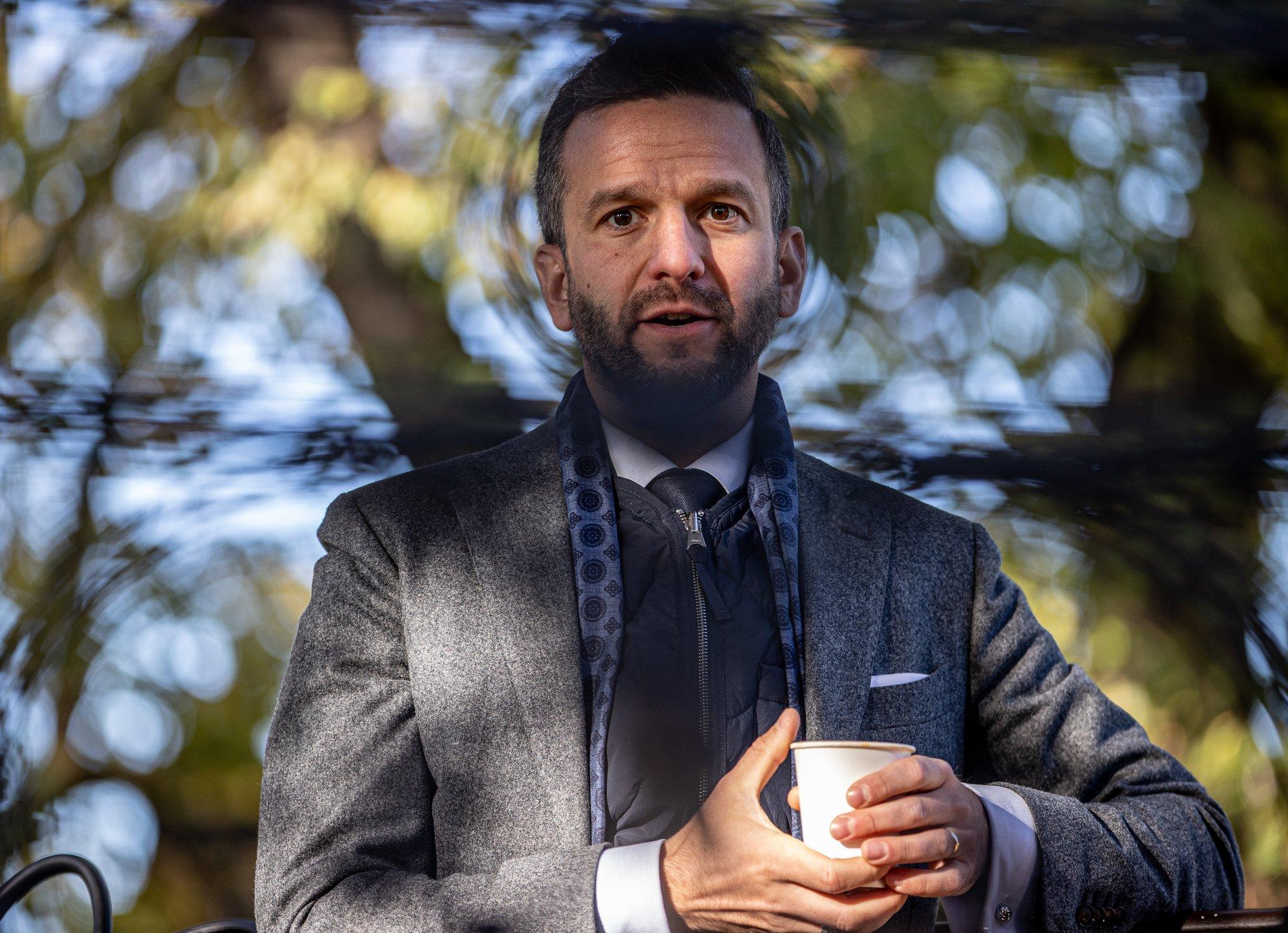 ÜLEVAADE | „Ei tule Keskerakonda“ ja „Mul silm ka ei pilgu“. Kuidas Pärtel-Peeter Pere jutus kannapöörde tegi