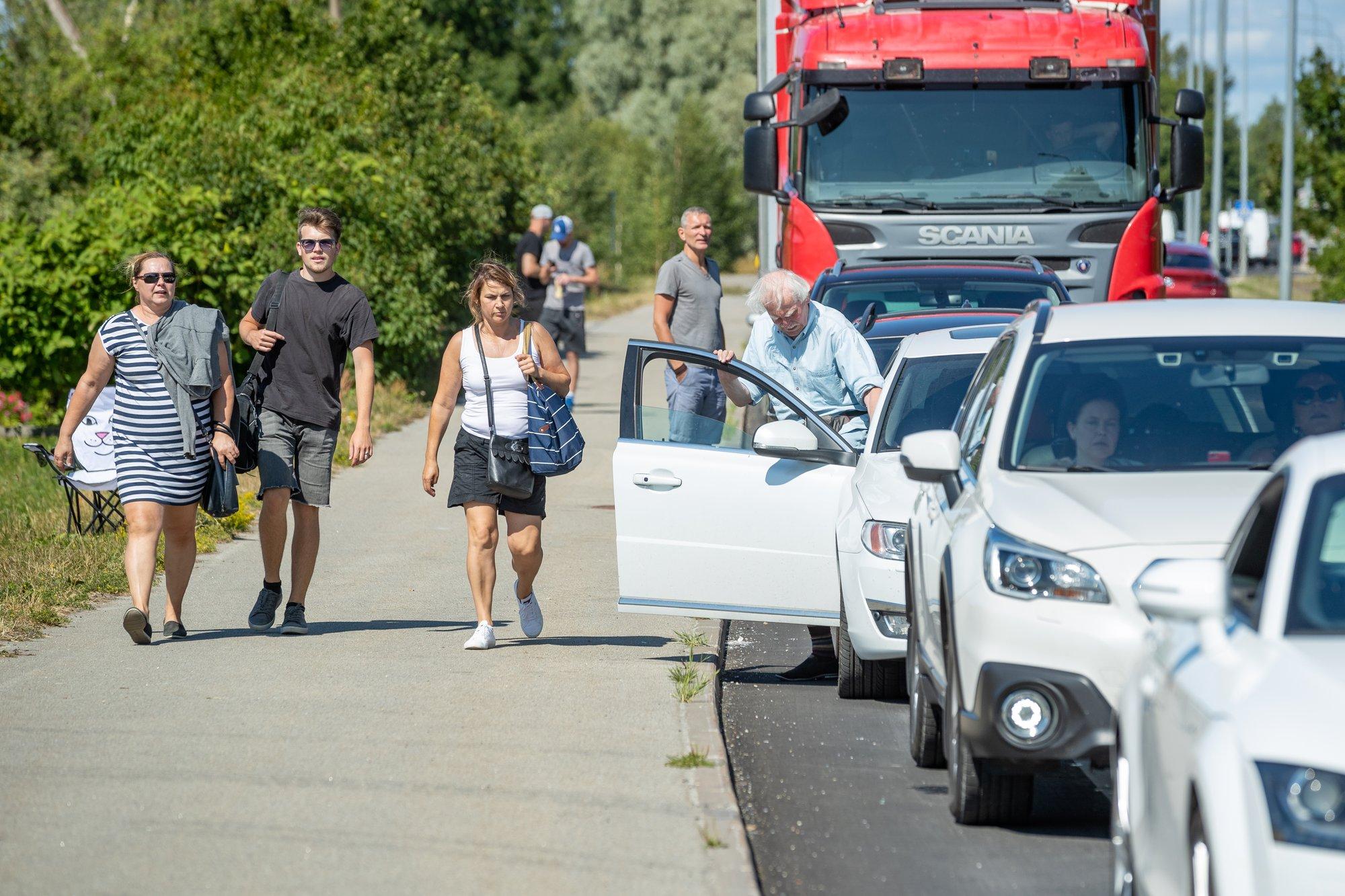 Rahvas tungleb jaanideks saartele. Ülevedaja soovitab laevajärjekorda paratamatusena võtta