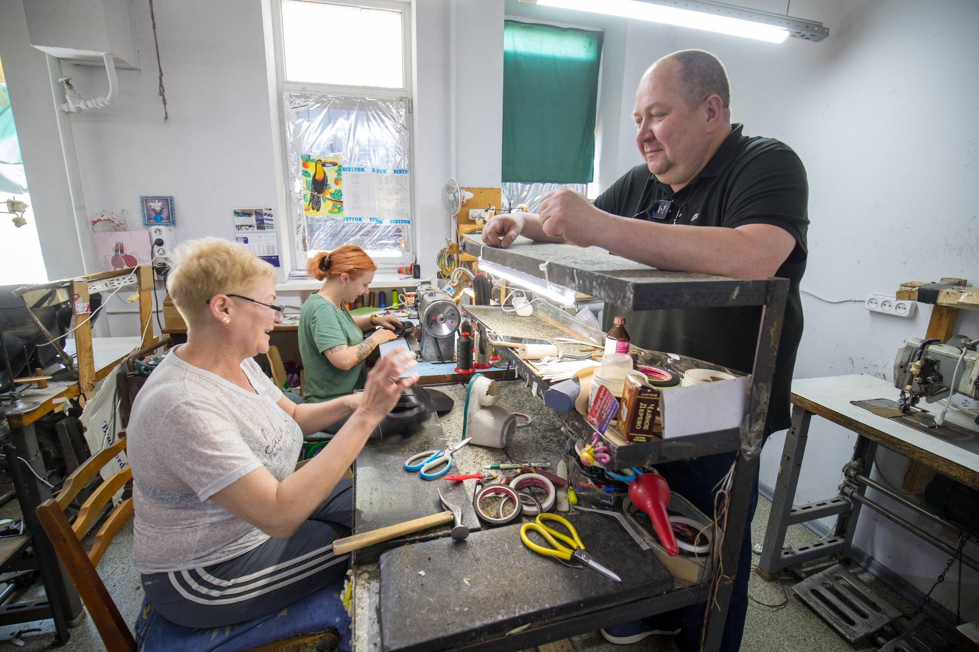DELFI UKRAINAS | „Mulle öeldakse, et teenin sõja pealt.“ Saapavabrik püsib raskuste kiuste elus