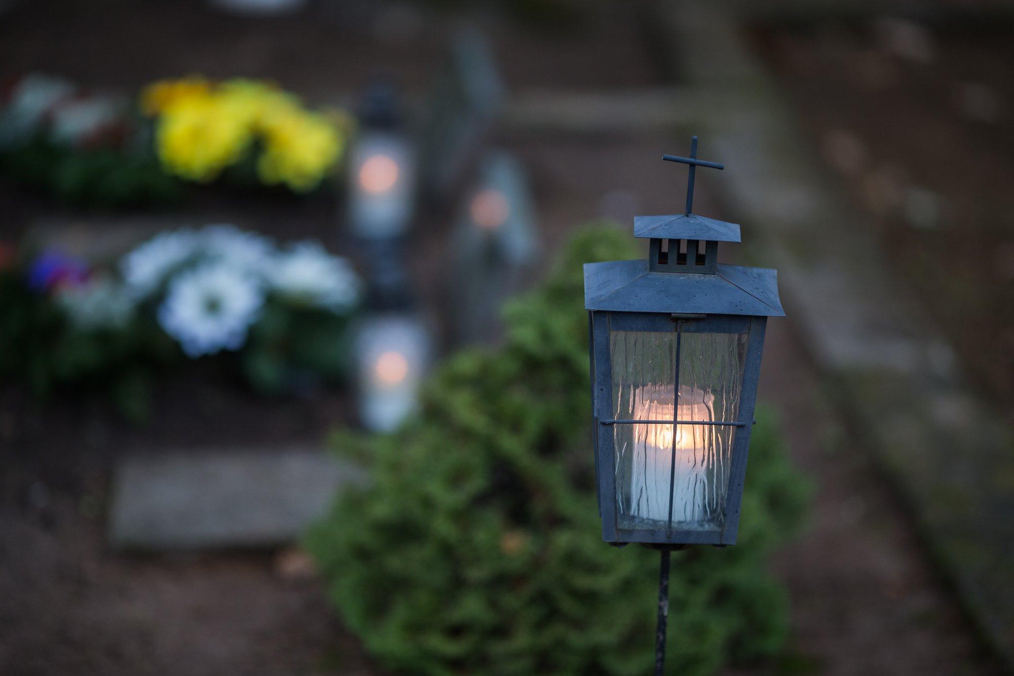 „Ühel hetkel ta märkas, et kott on kadunud.“ Eakad langevad varguse ohvriks ka surnuaedades