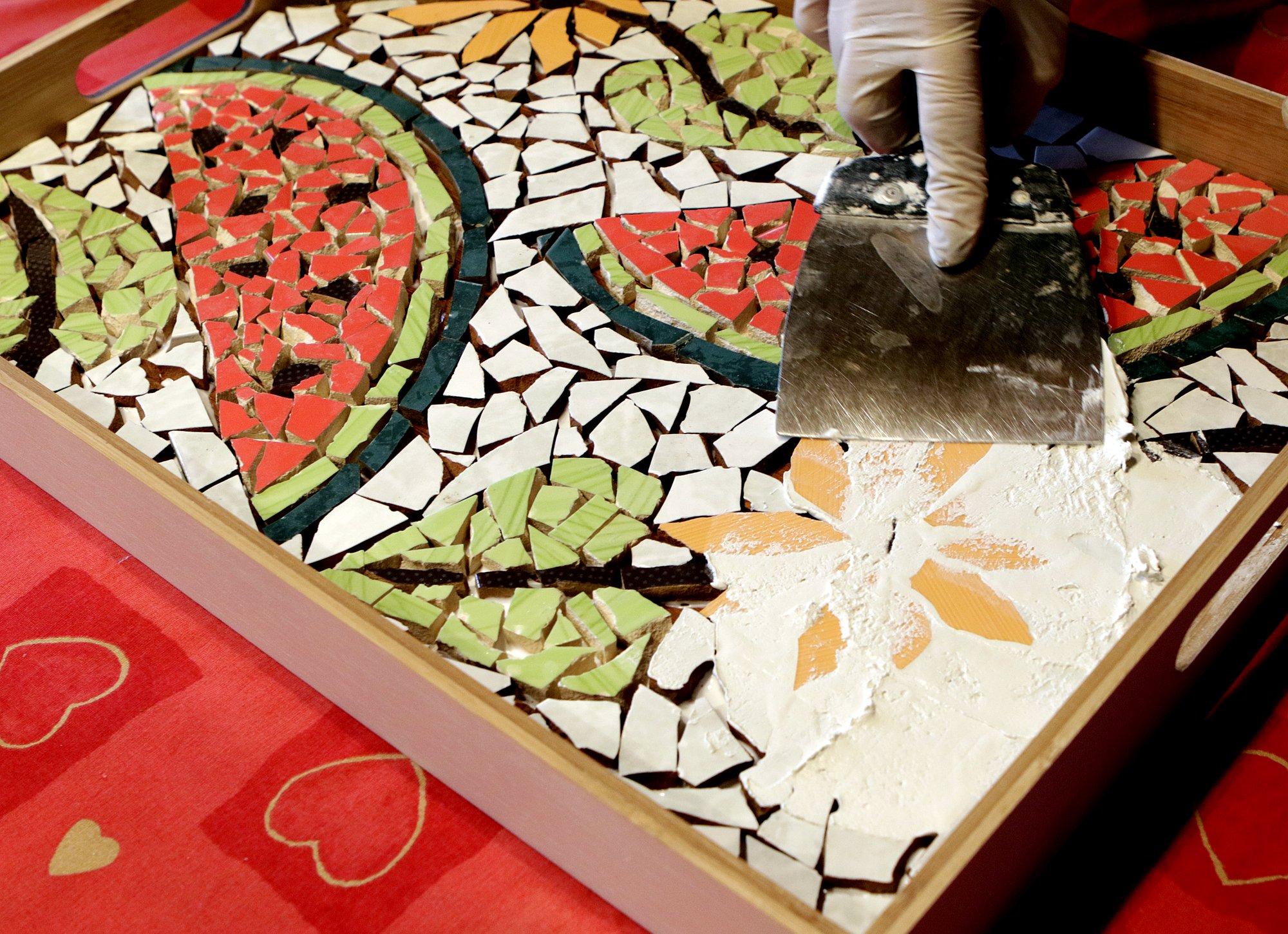 Valmista mosaiigiga kandik, mida on mõnus aias serveerimiseks kasutada