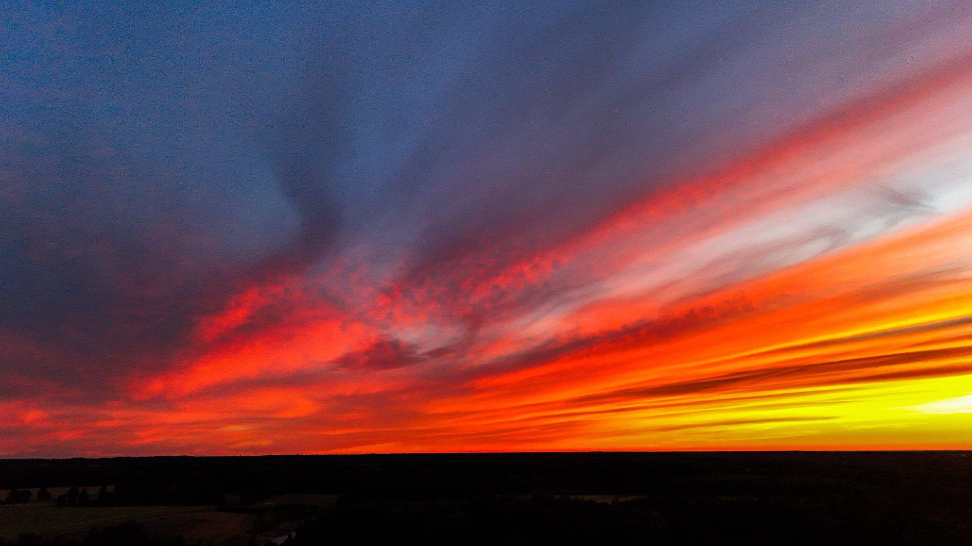 Täna õhtul võib taevas näha erilist päikeseloojangut