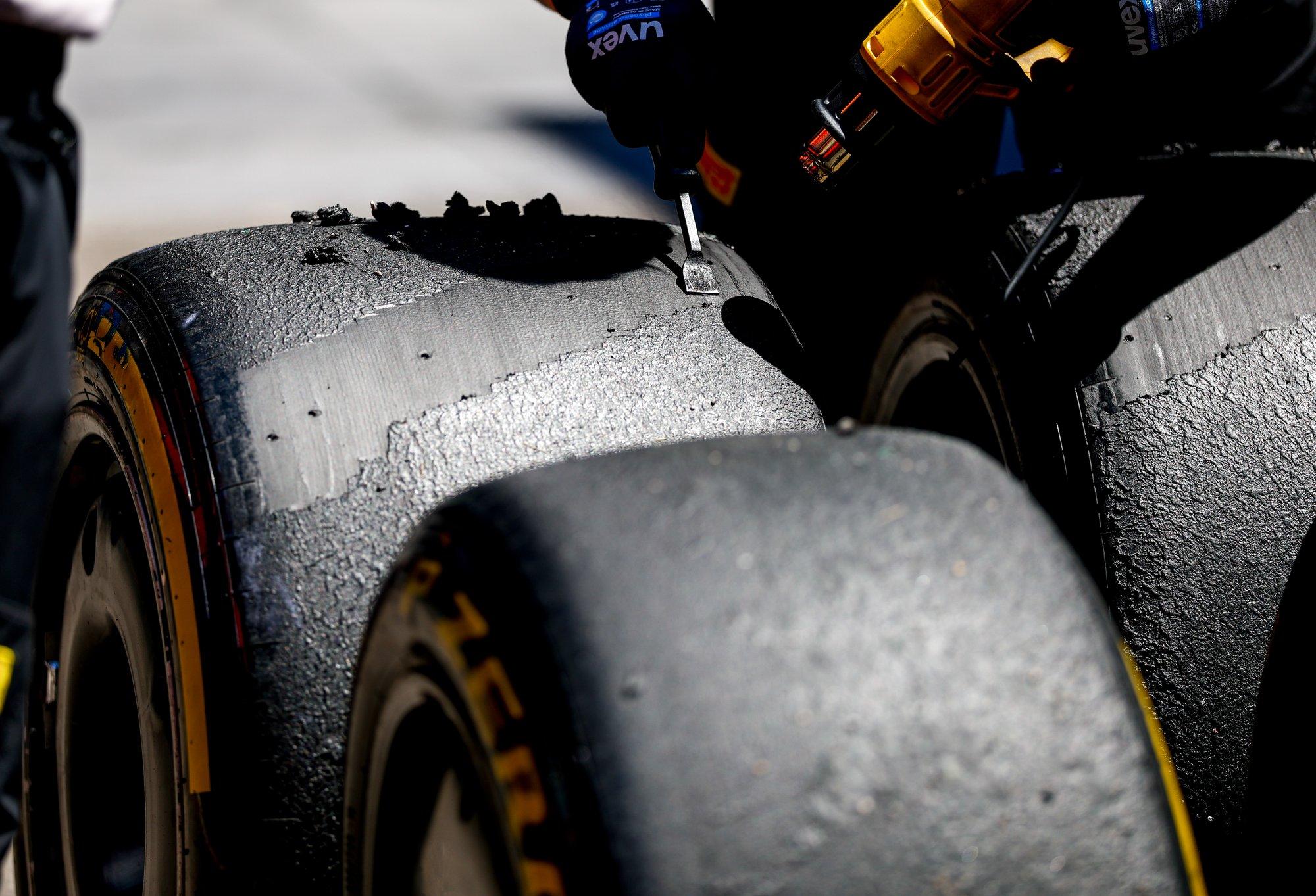 Miks on autode rehvid mustad, kuigi kumm on tegelikult valge: tõelist põhjust teavad vaid vähesed