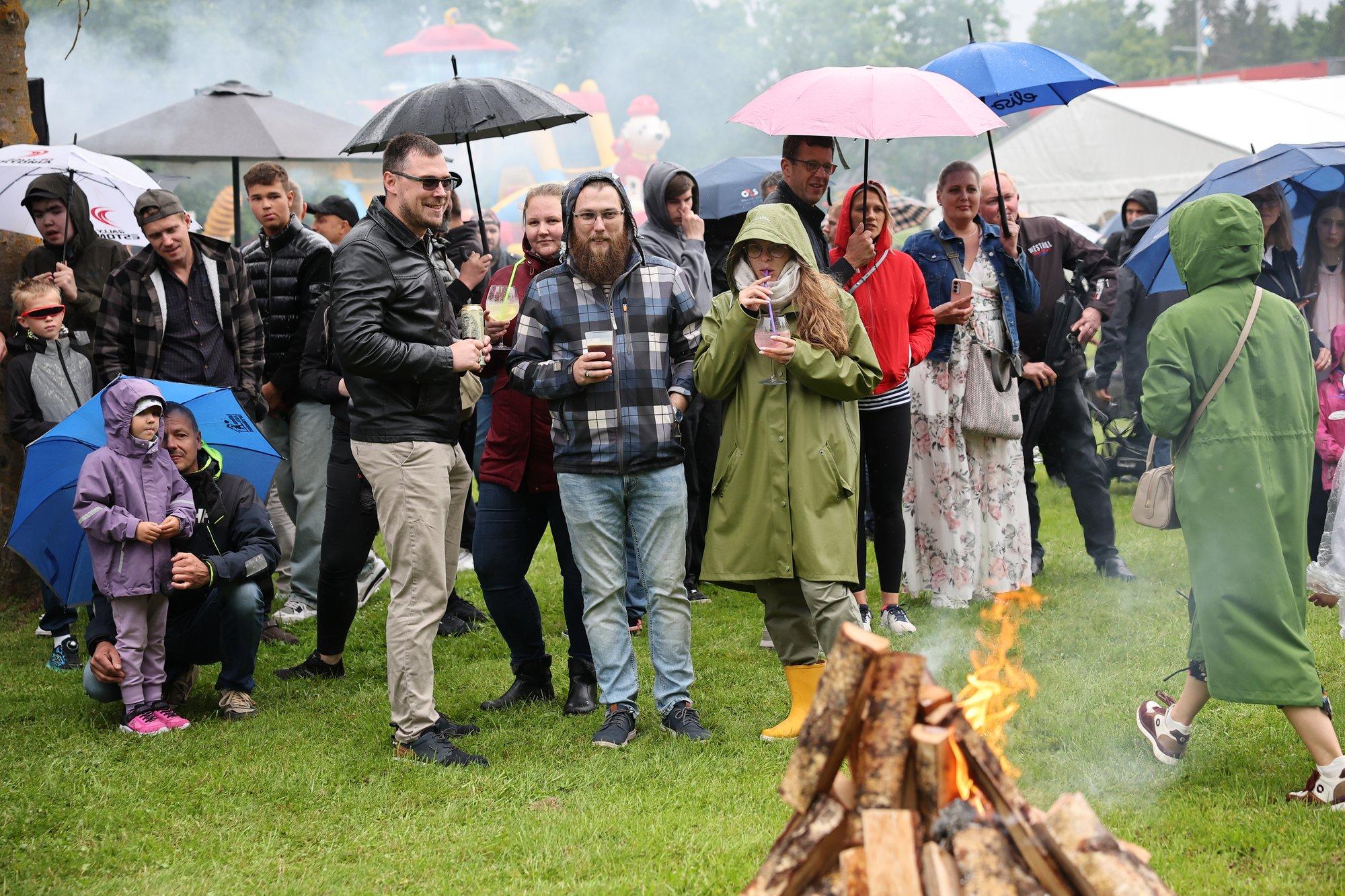 FOTOD | Harku jaanituli kogub vihmast hoolimata hoogu! Meie Mees on valmis võidupüha puhul publikut hullutama