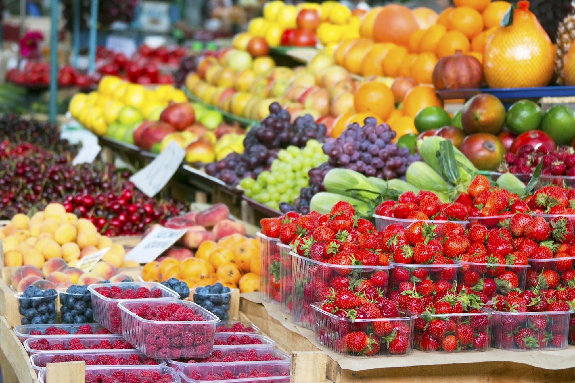 Tunned ahvatlust pista mari suhu otse karbist? Ära kiirusta! Õpetus, kuidas turuletilt pärit vilju õigesti puhastada