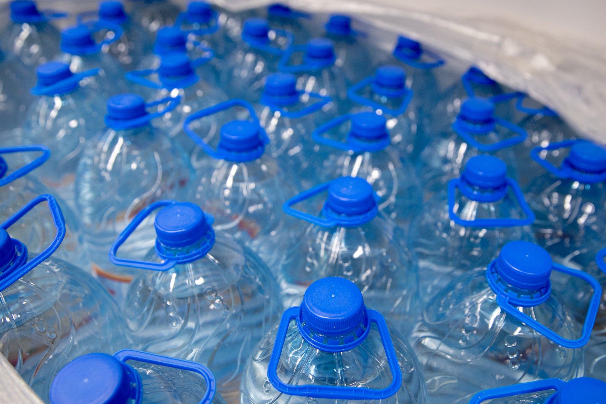 Prantsuse uuring: klaaspudelites on rohkem mikroplaste kui plastikpudelites