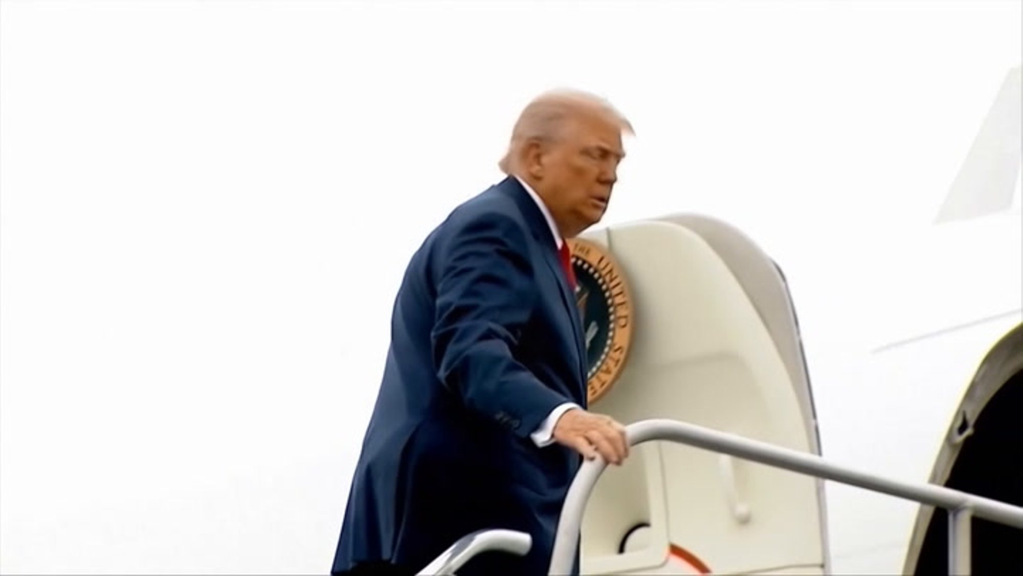VIDEO | Ups! Trump ja välisminister Rubio komistasid Air Force One’i trepil