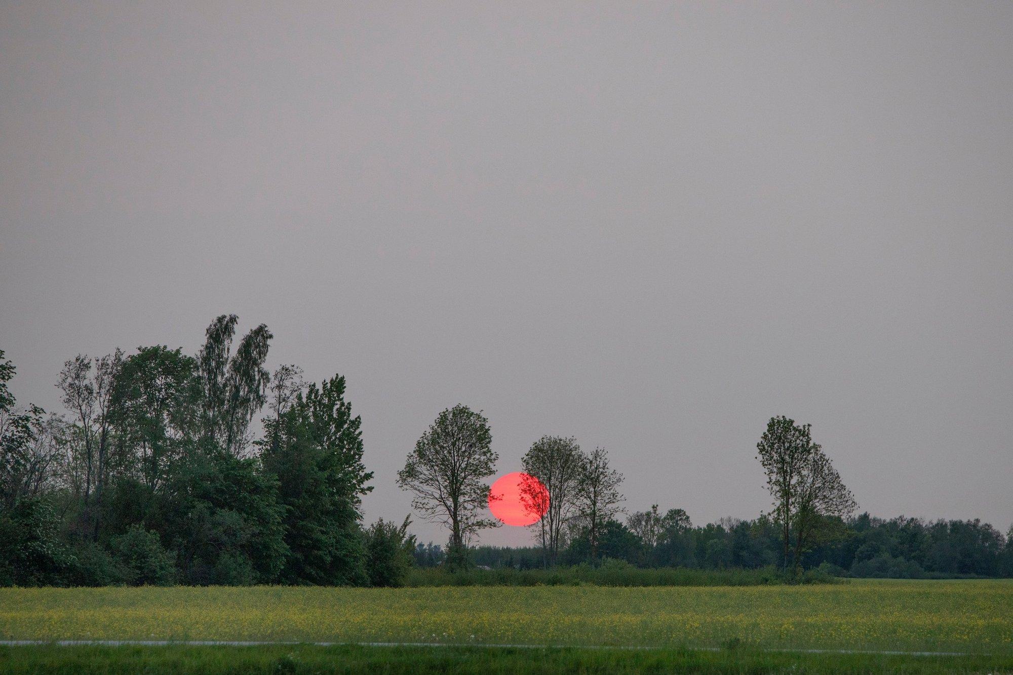FOTOD | Eilne punane päikeseloojang pakkus võimsat vaatemängu