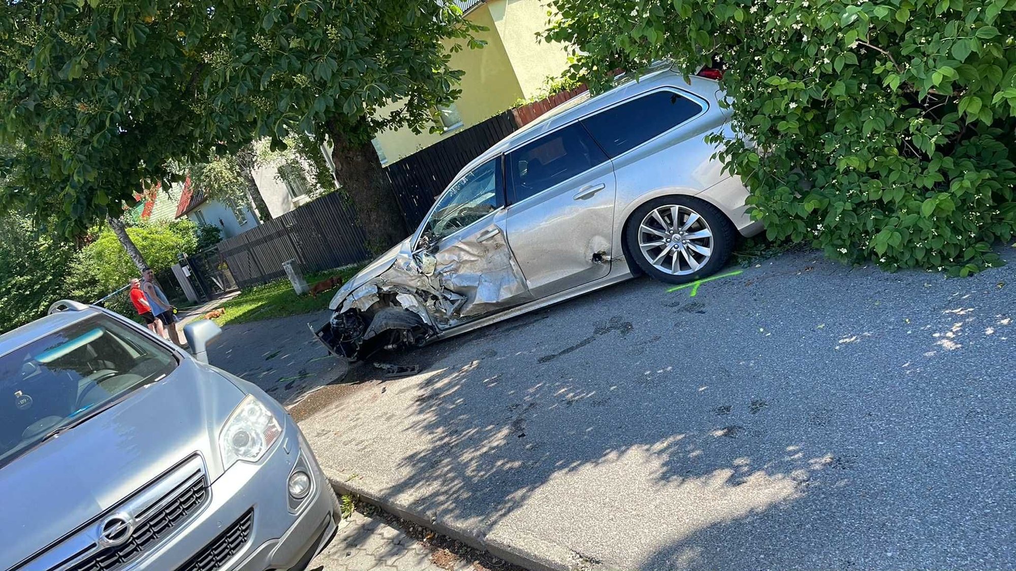 FOTOD | Tallinnas sõitis alkoholijoobes alaealine otsa neljale parkinud sõidukile