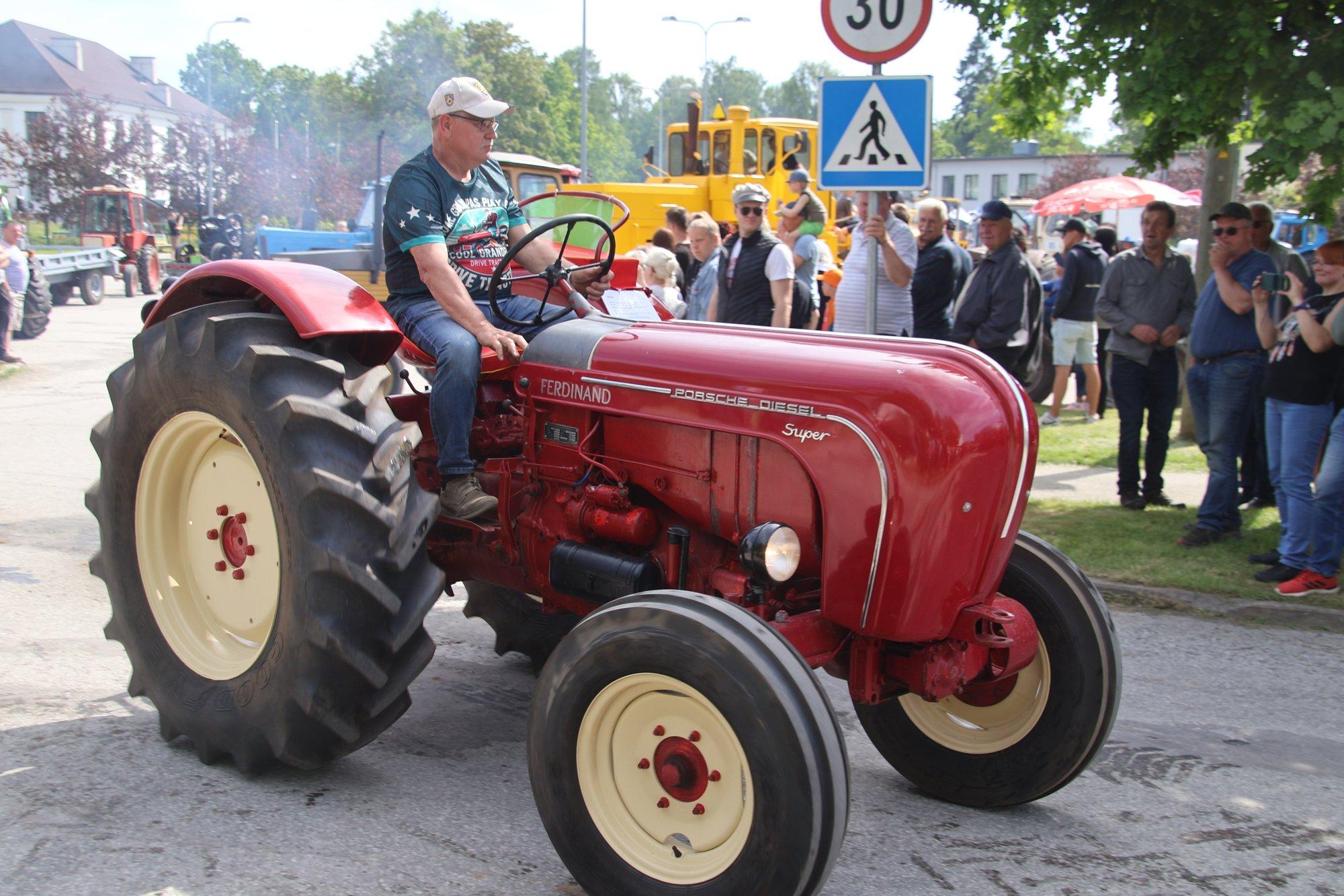 FOTOD | Millised masinad! Türil vuras ringi mitme kolhoosi jagu vanu traktoreid
