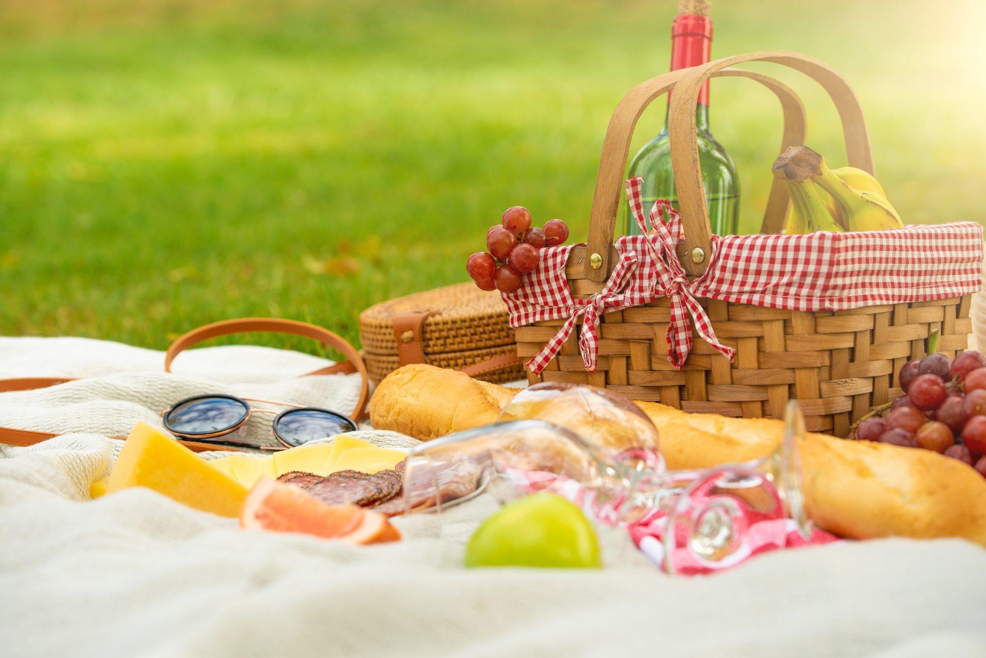 Soolast ja magusat piknikukorvi
