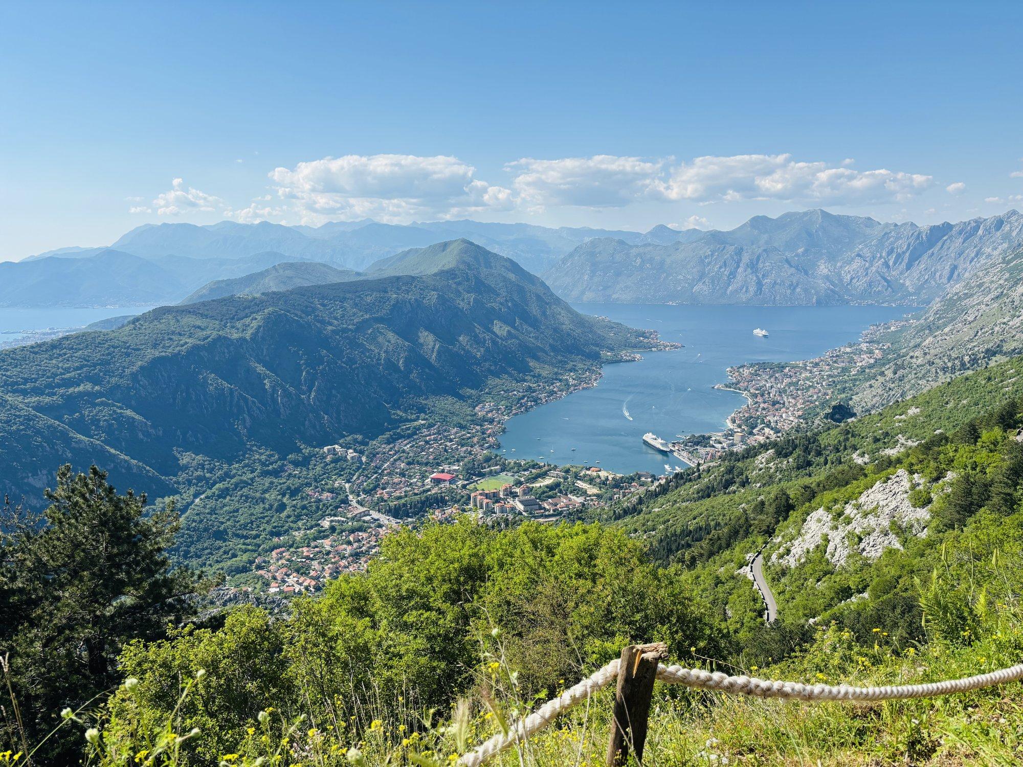 REISIKIRI | Kui keegi teab eestlast, kellelt on varastatud kipakas roostes Passat, siis teadku, et see auto sõidab Montenegros