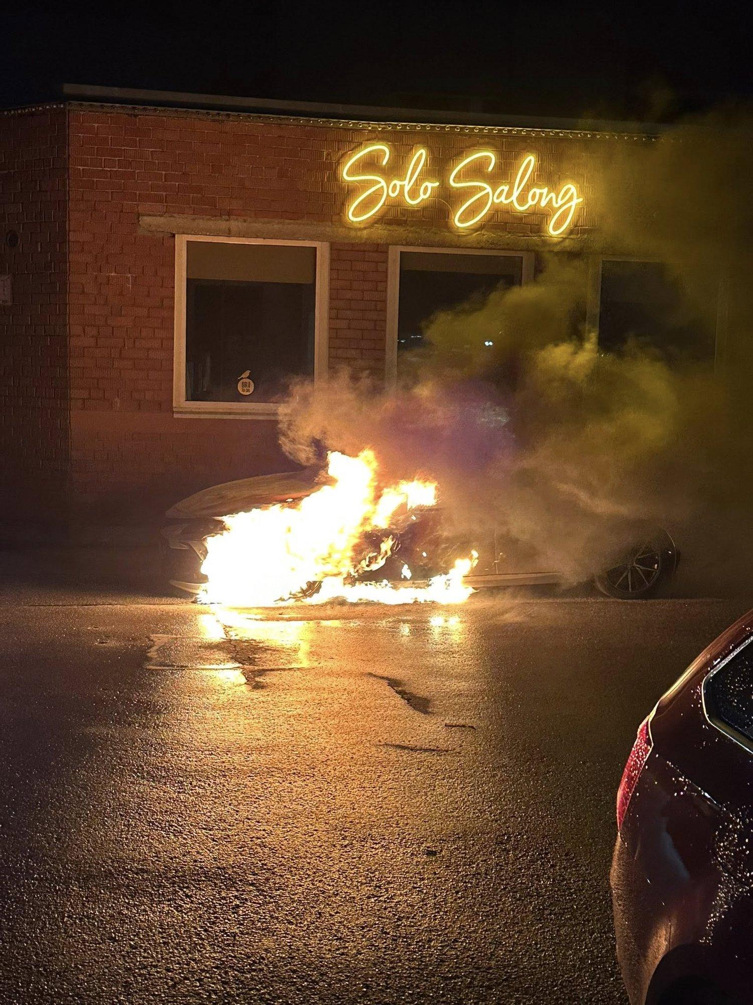 FOTOD | Lasnamäel süttis öösel auto põlema