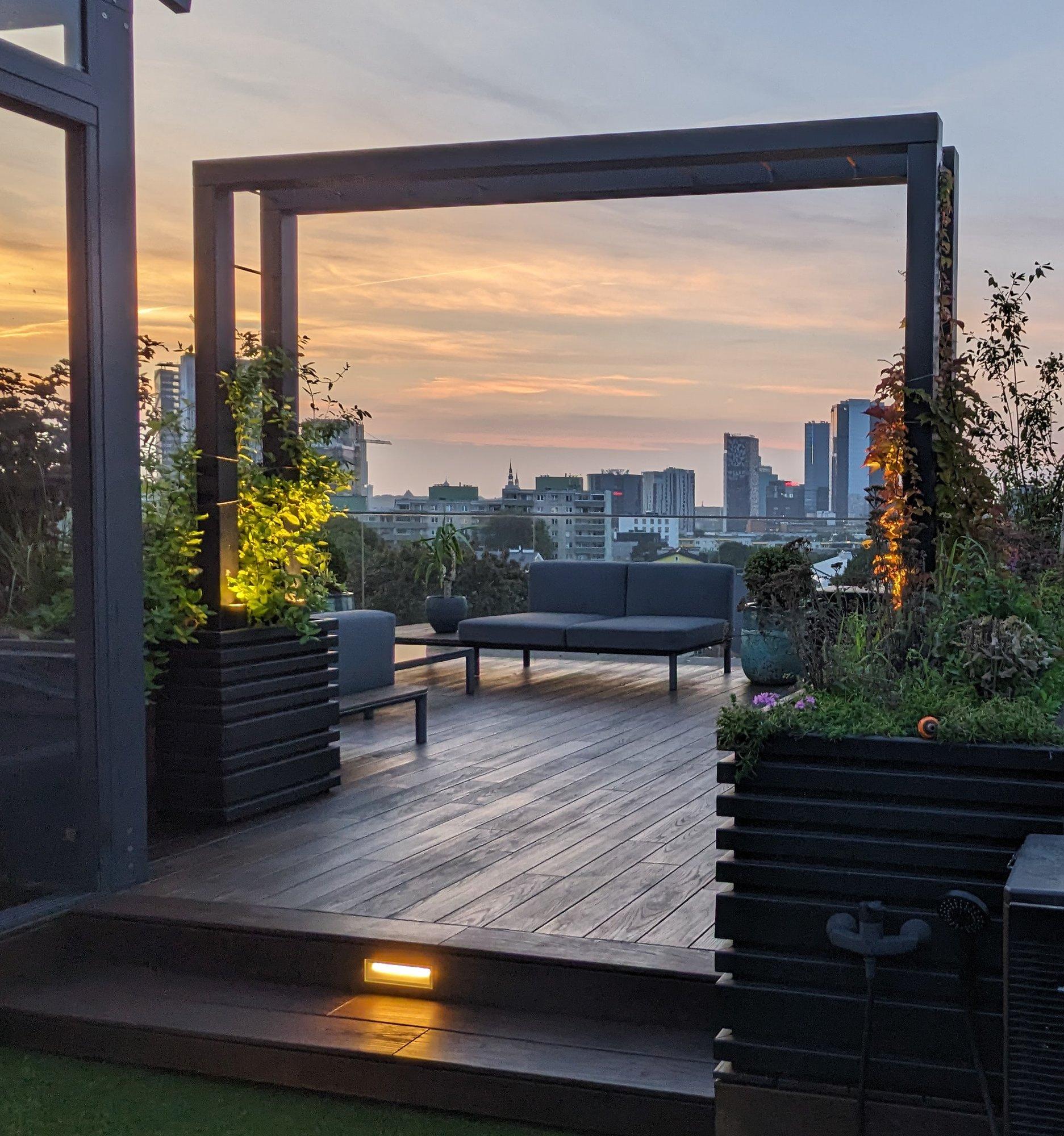 FOTOD | 318 ruutmeetrine katuseaed pealinna tuiksoonel võlub rikkaliku taimestikuga