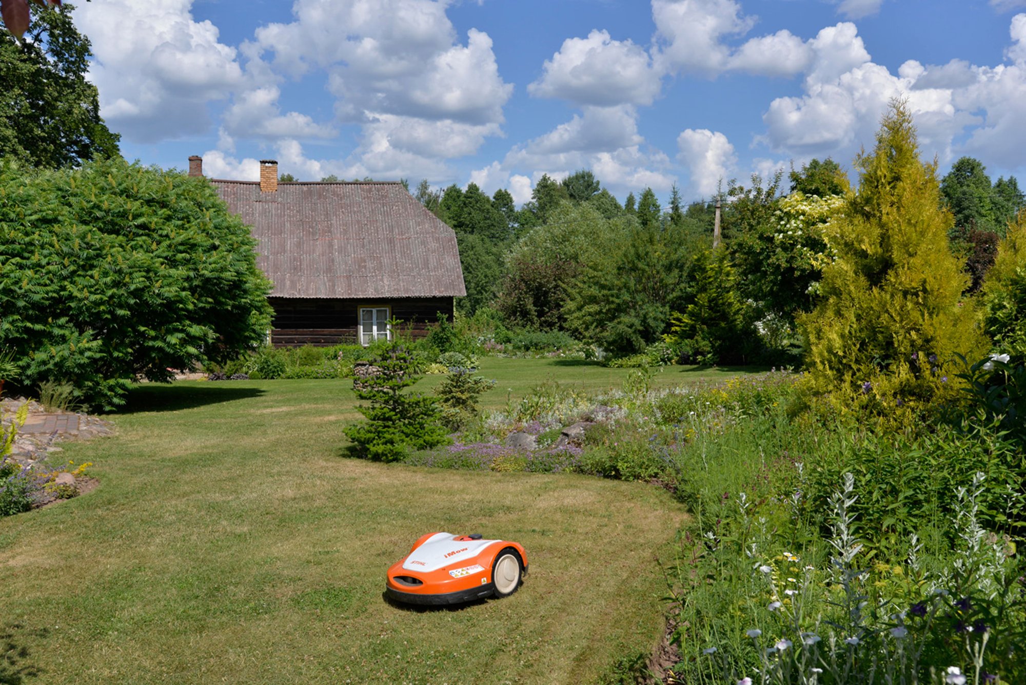 Lennart Lennuk: muru saab väga hästi niita vikatiga. Kuid ka robotid on võimalik säästvamalt niitma seadistada