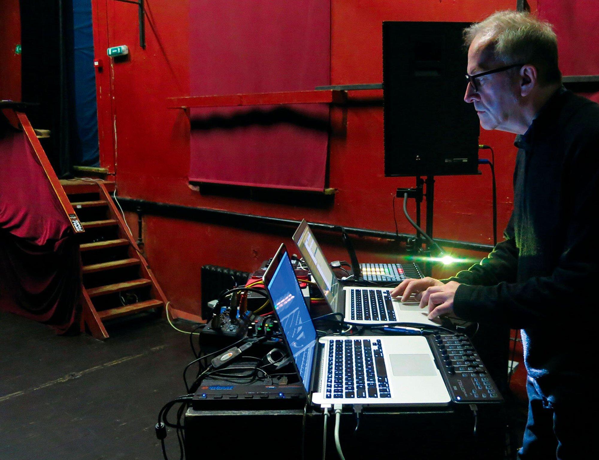 Laulupeo järelpidu tuleviku ööklubis: Olev Muska muudab tuttavalt igava rahvamuusika millekski täiesti ootamatuks