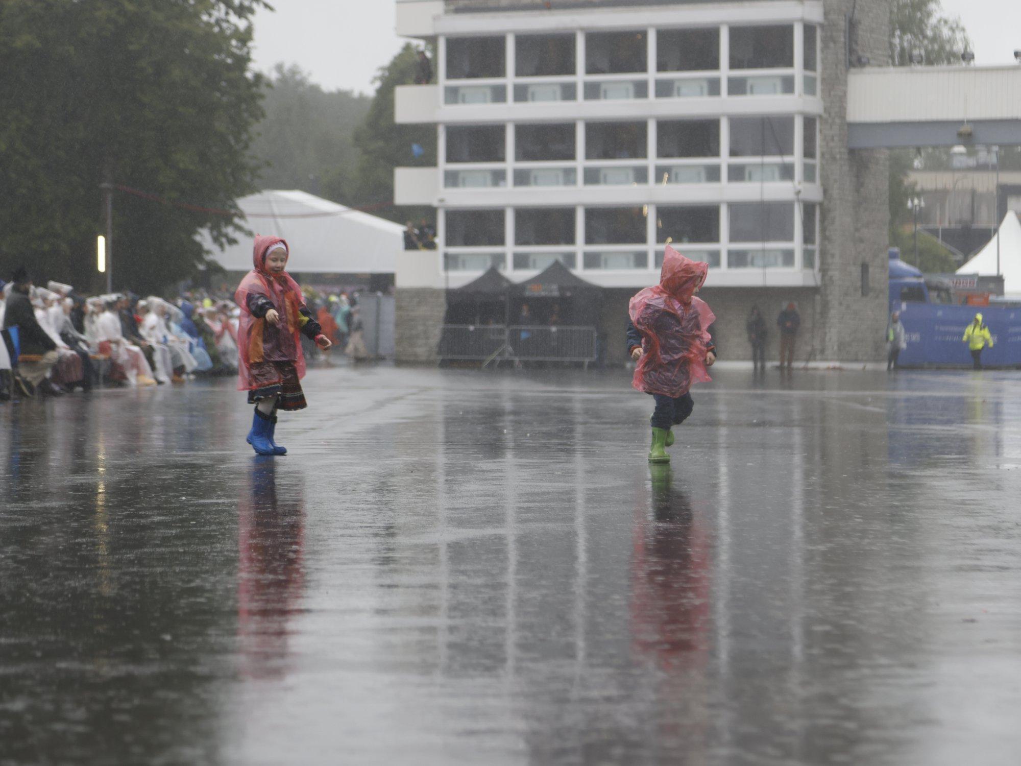 VIDEO JA FOTOD | See lõputu vihm! Sata-sata ei taha ka suurkontserdil lõppeda!